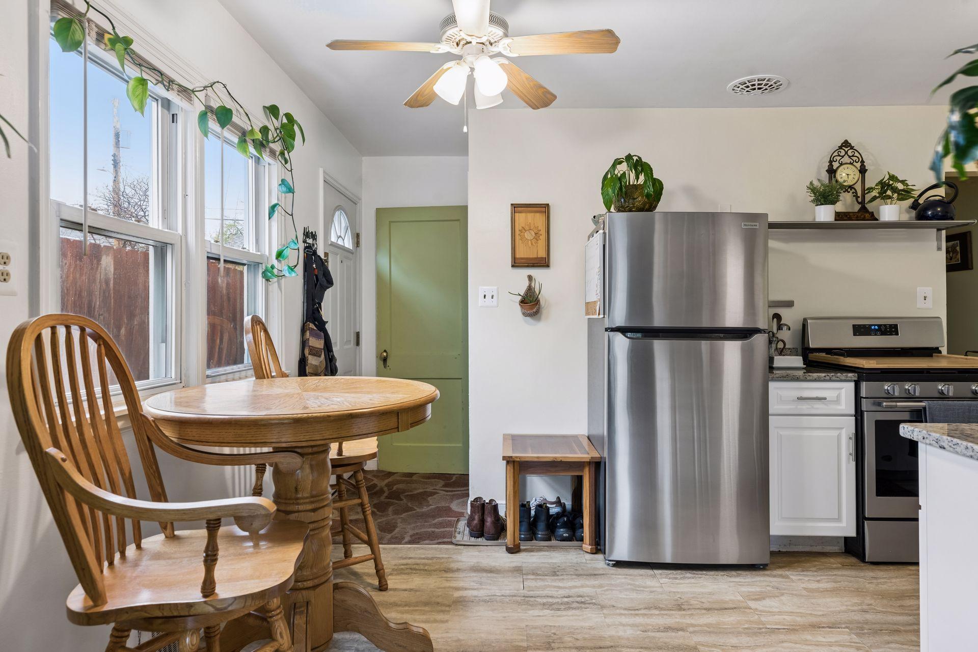 Unit 4625 - Eat in kitchen