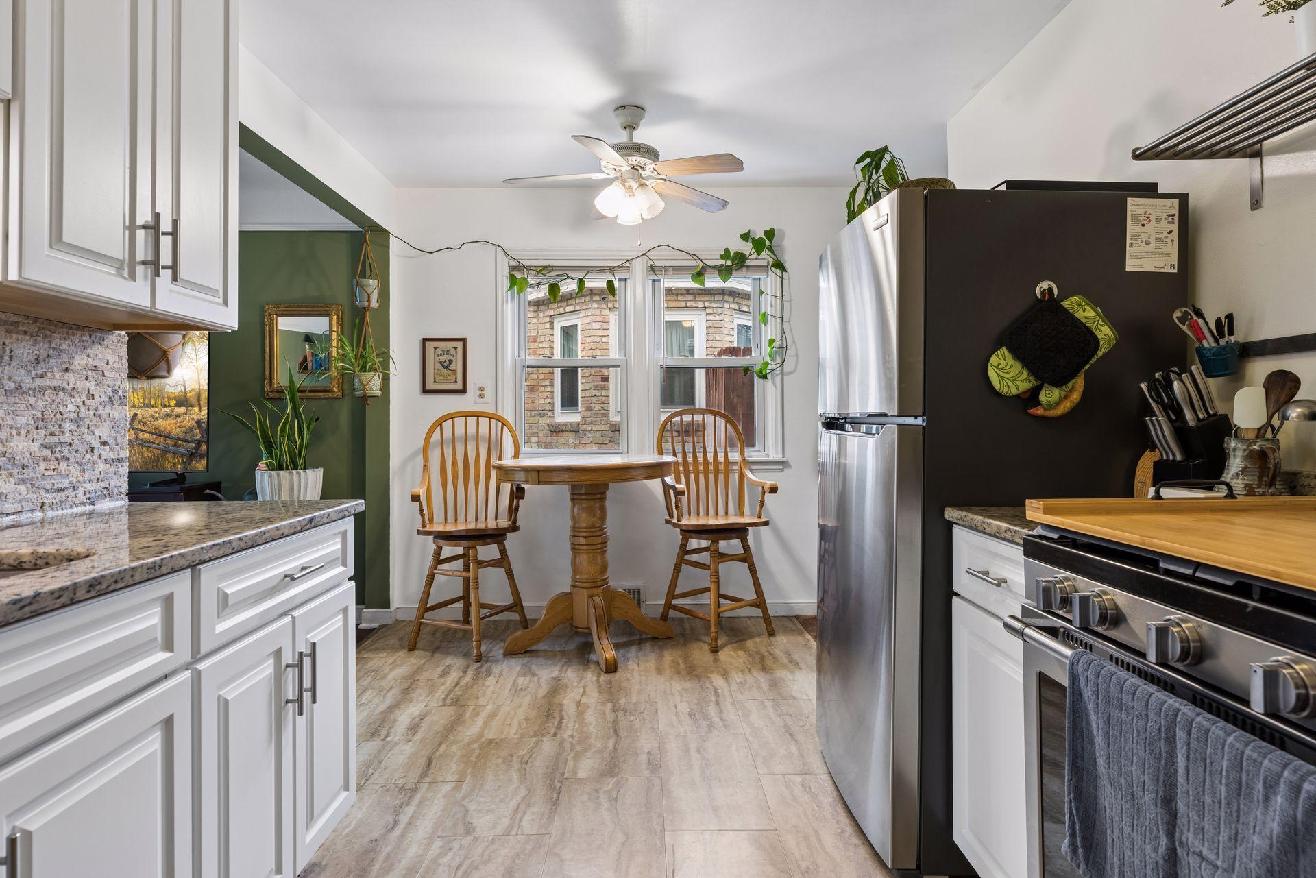 Unit 4625 - Eat in kitchen