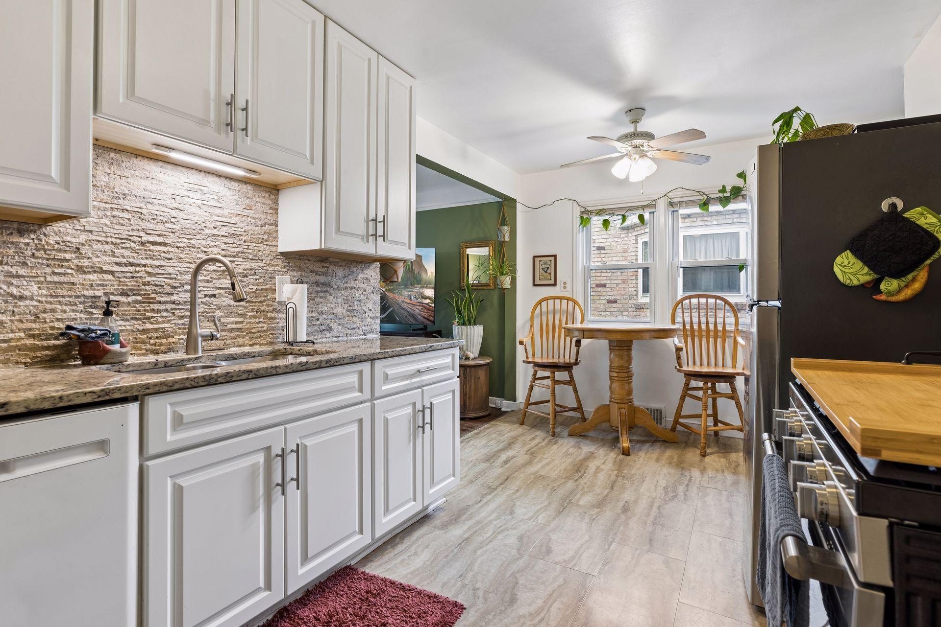 Unit 4625 - Eat in kitchen