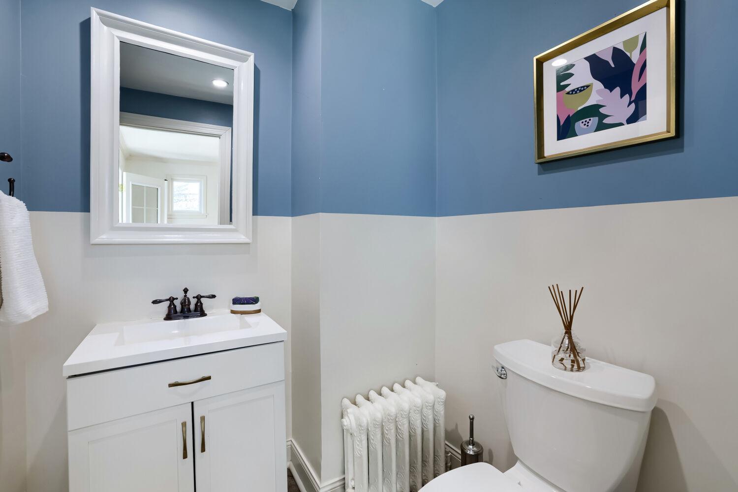 3925 Blaisdell Ave - Web Quality - 016 - 16 Powder Room.jpg