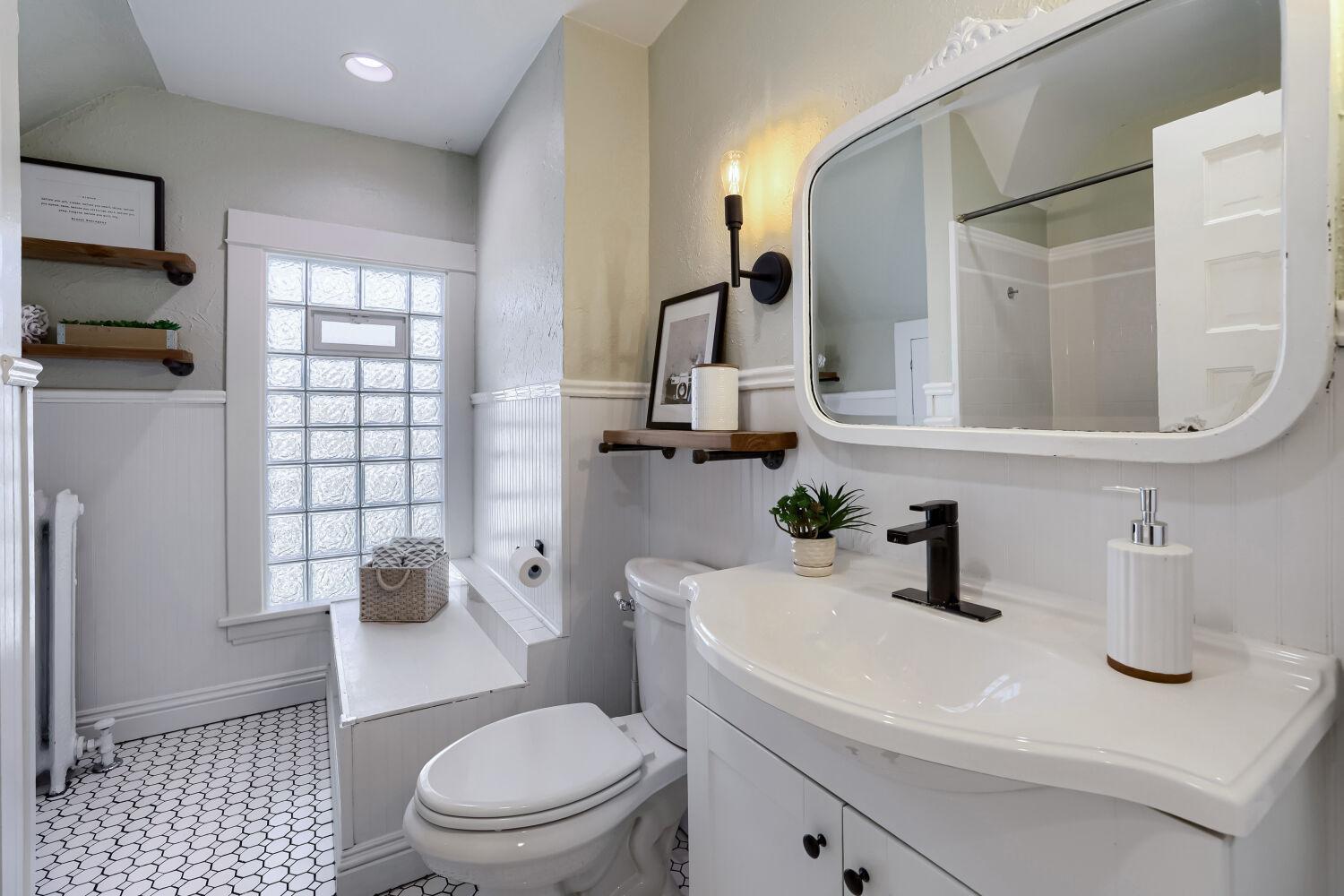 3925 Blaisdell Ave - Web Quality - 021 - 21 Primary Bathroom.jpg