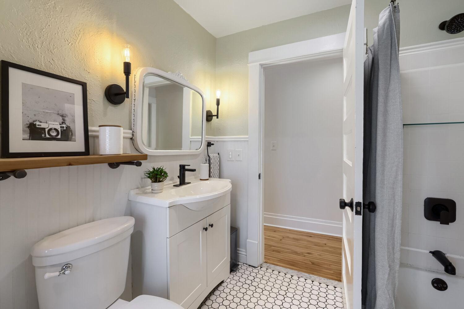 3925 Blaisdell Ave - Web Quality - 022 - 22 Primary Bathroom.jpg