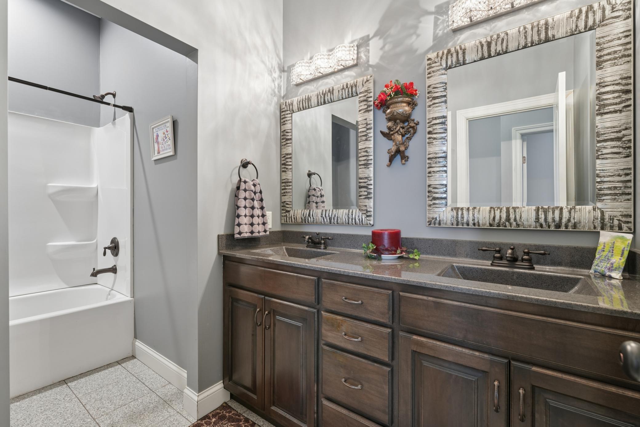 Main level full bathroom pic 1