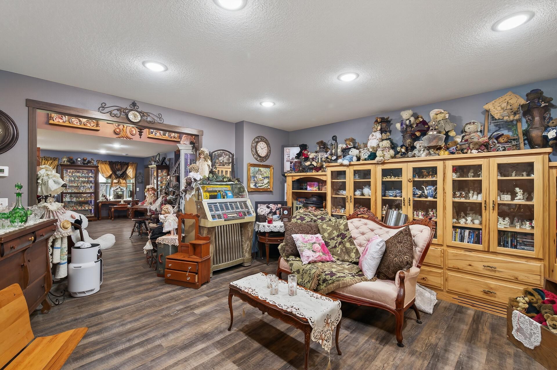 09_9805_Sharon_Place_NW9_mls.jpg