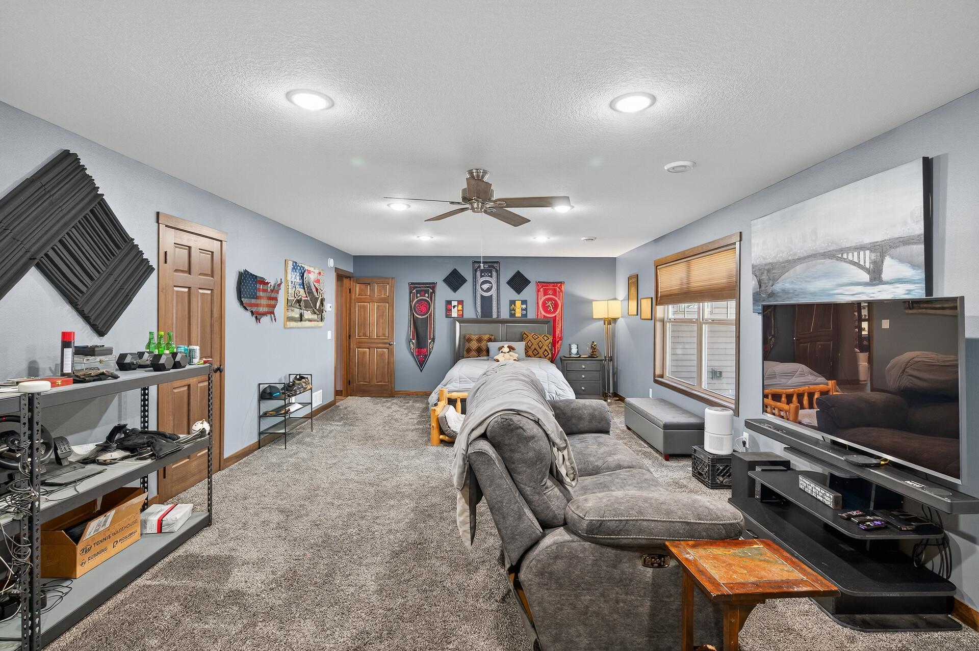 Huge room for gaming too.jpg