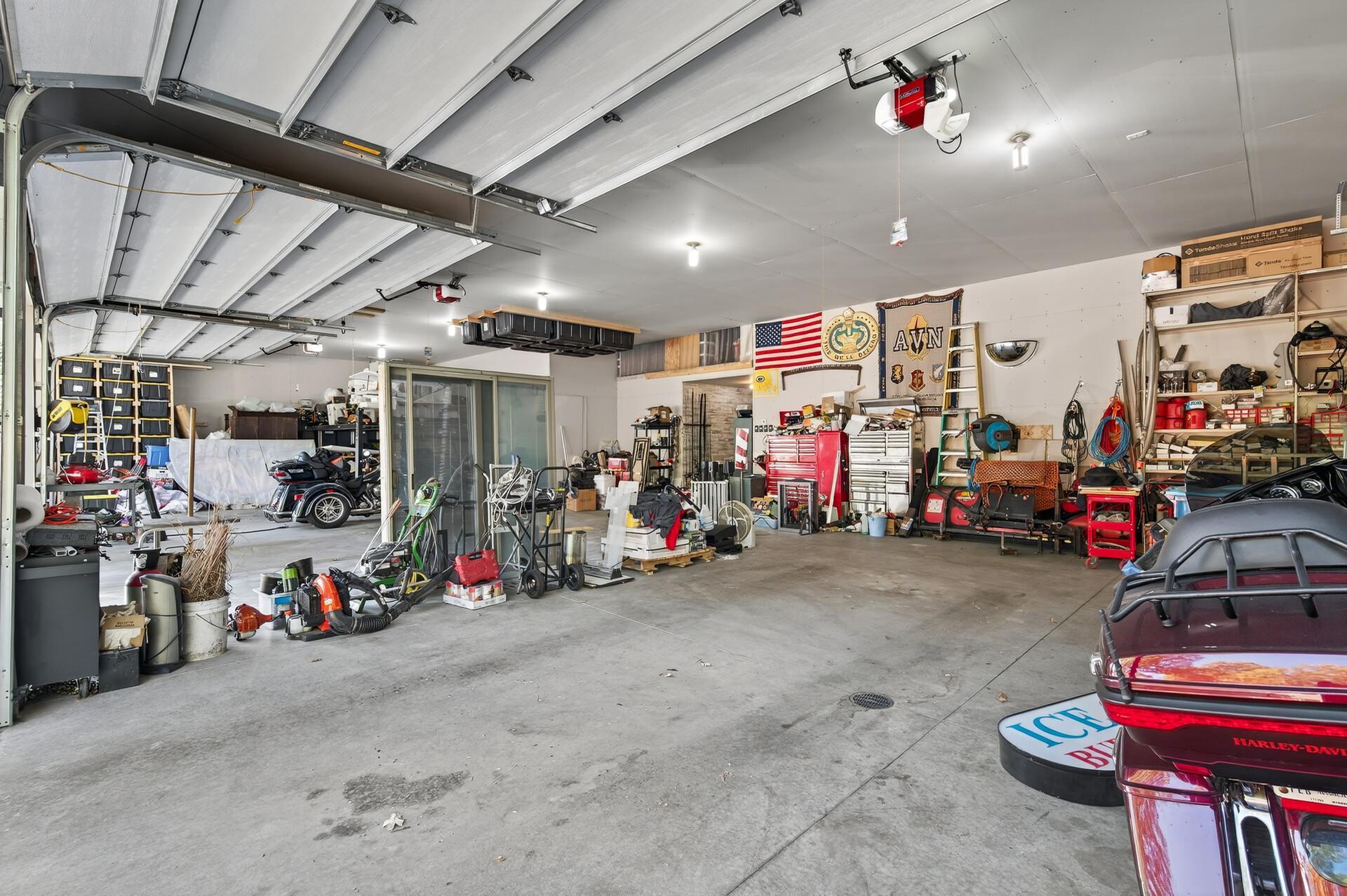 10 oversized garage spaces.jpg
