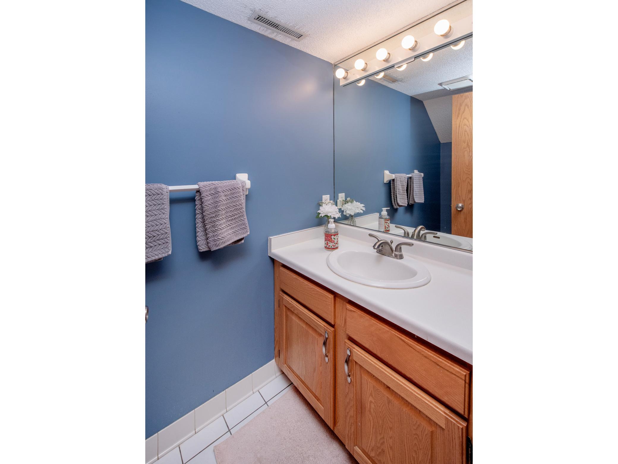 Main level 1/2 bath