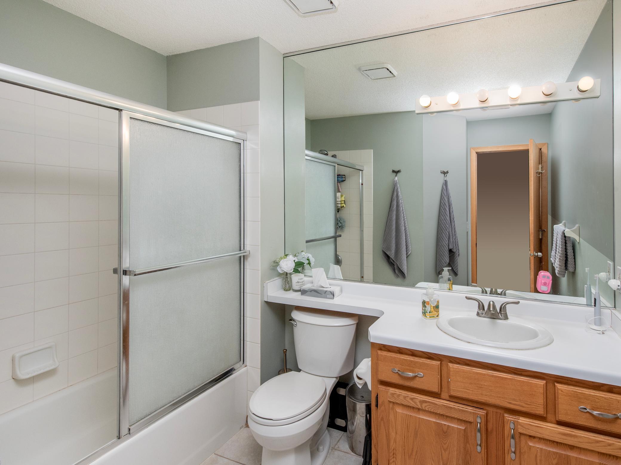 Upper level full bath.