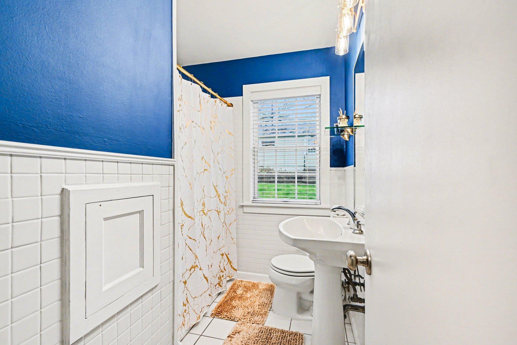 Nice & bright, well maintained main level full bathroom