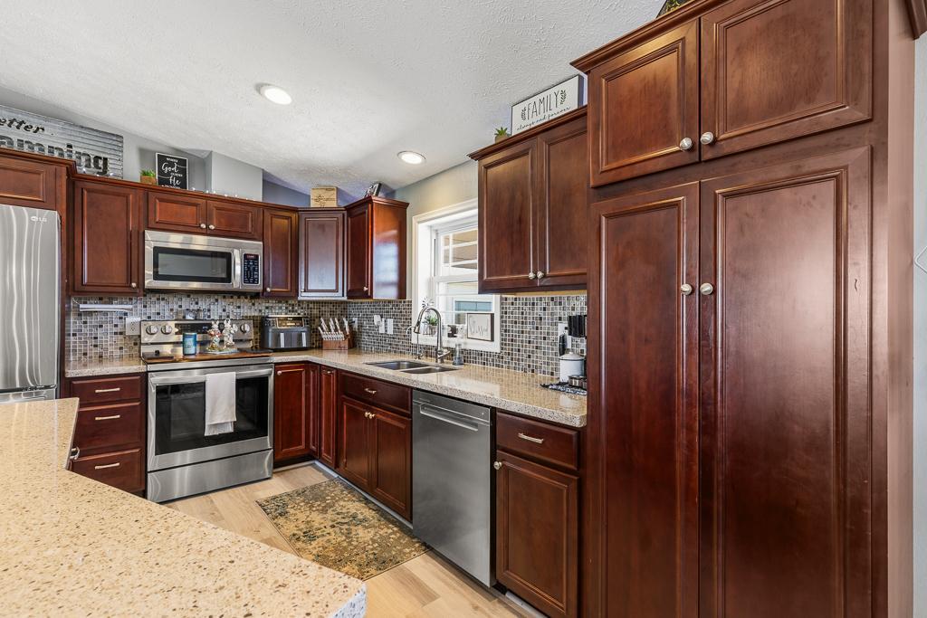 Loving the open layout with plenty of space to move around in the kitchen to prepare meals