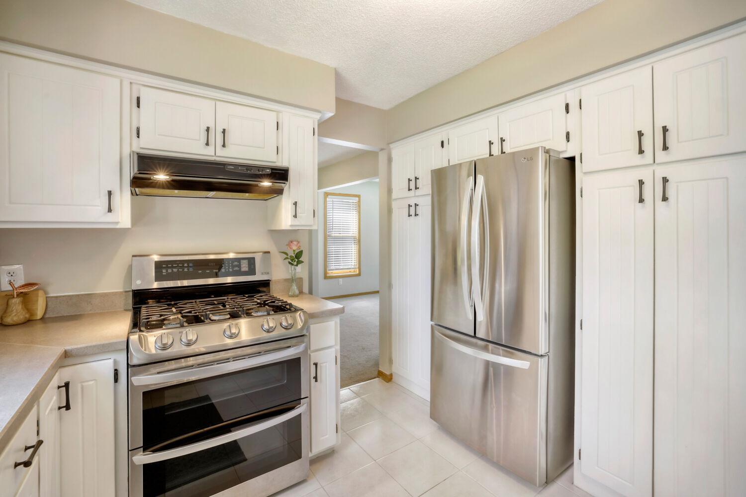 Gas range with double ovens
