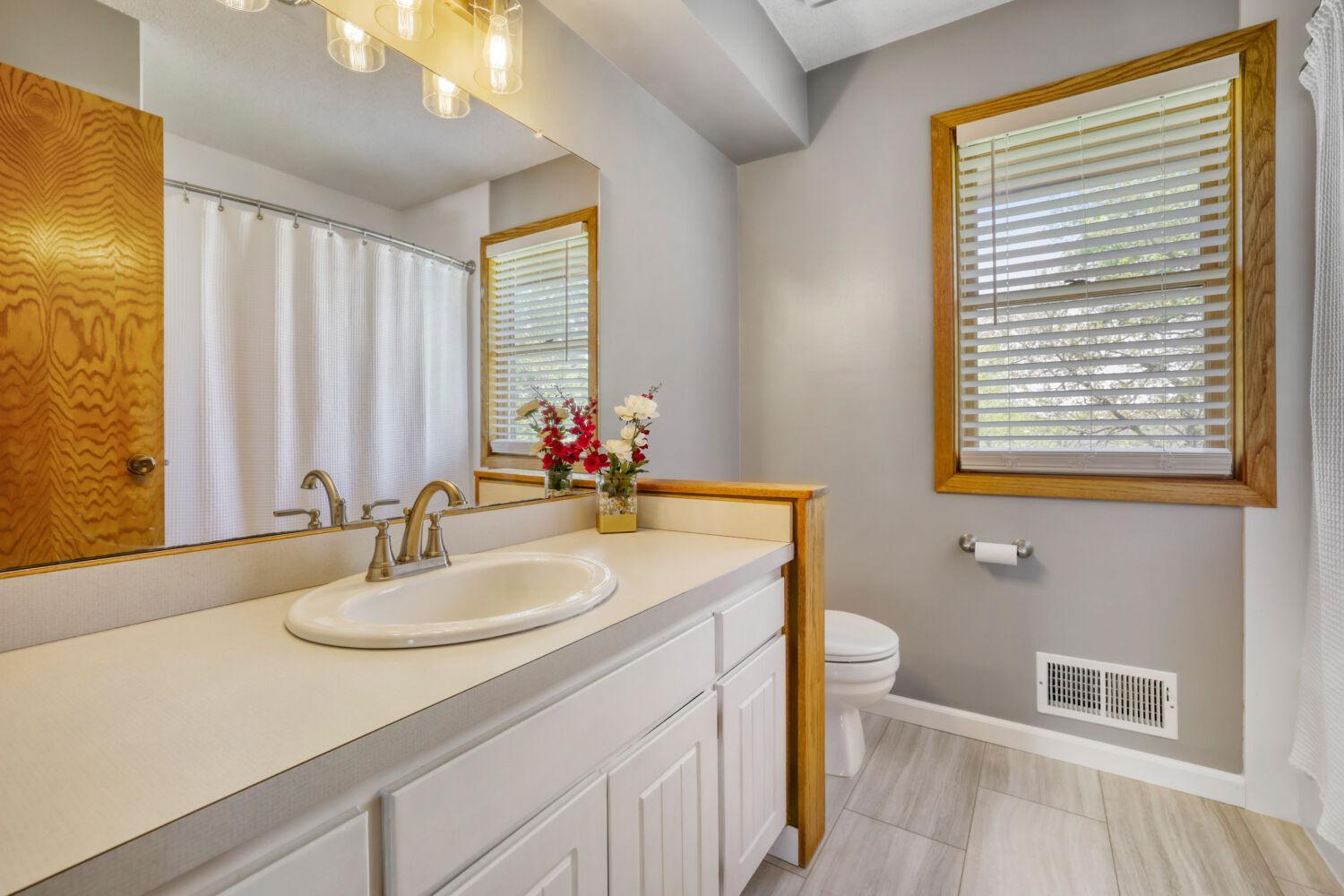 Upper Level Full Bath