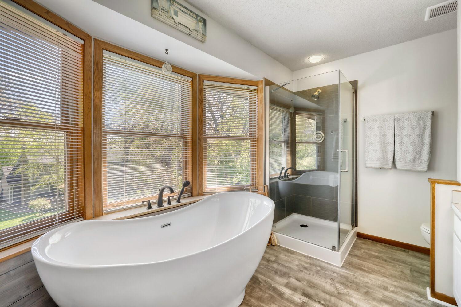 Check out that soaking tub!