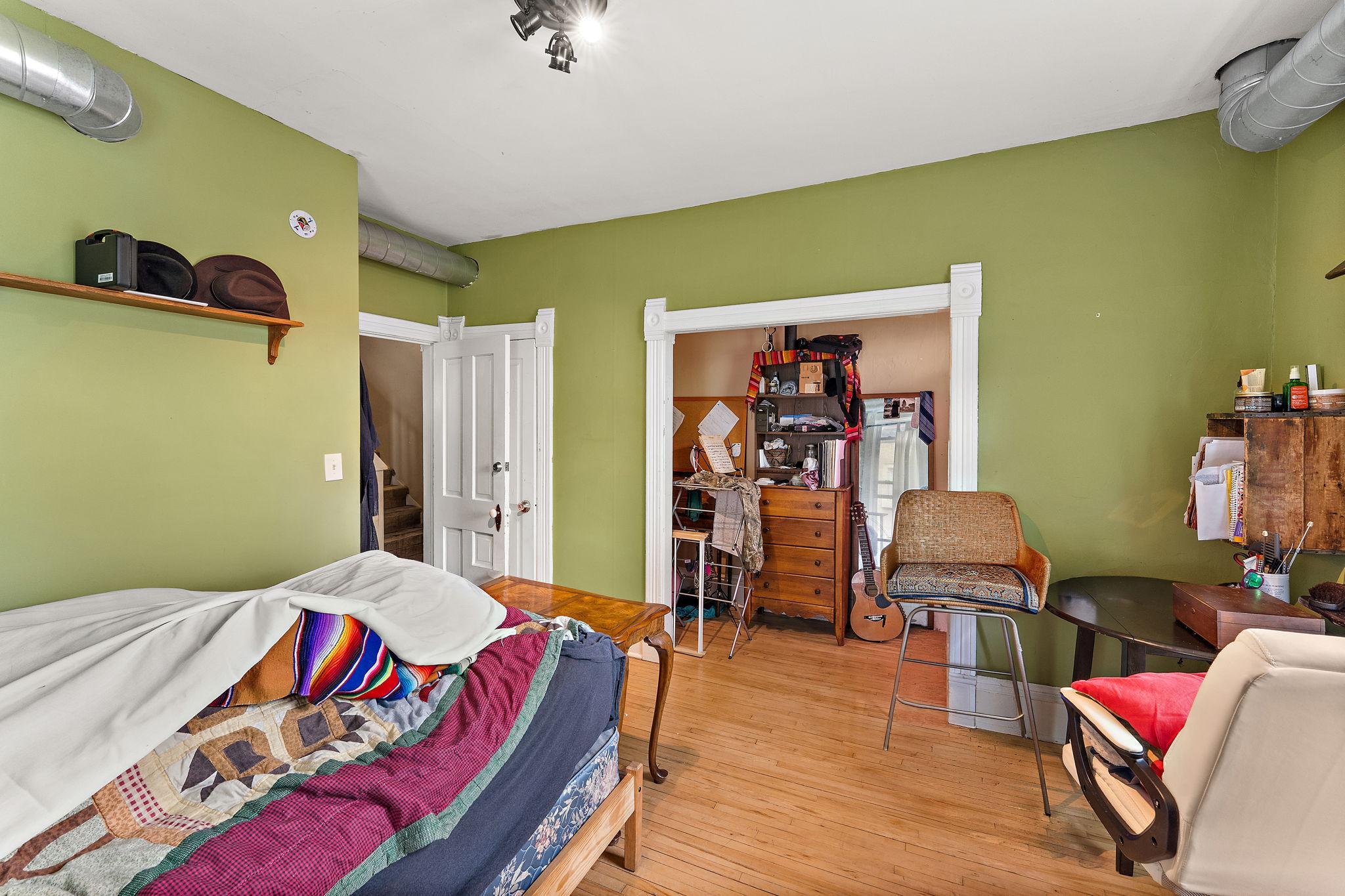 2102-2 Upper main bed