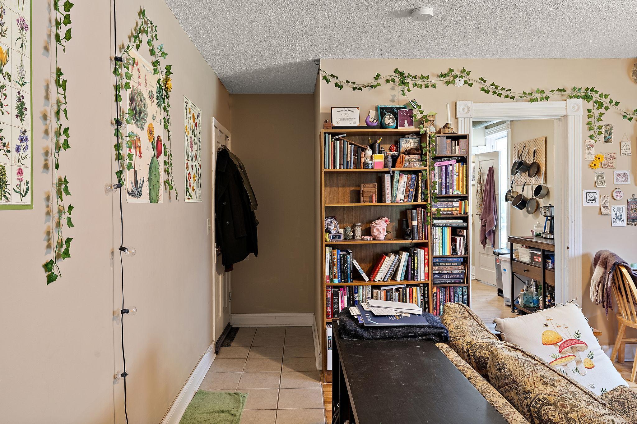 2100-2 Entry and living