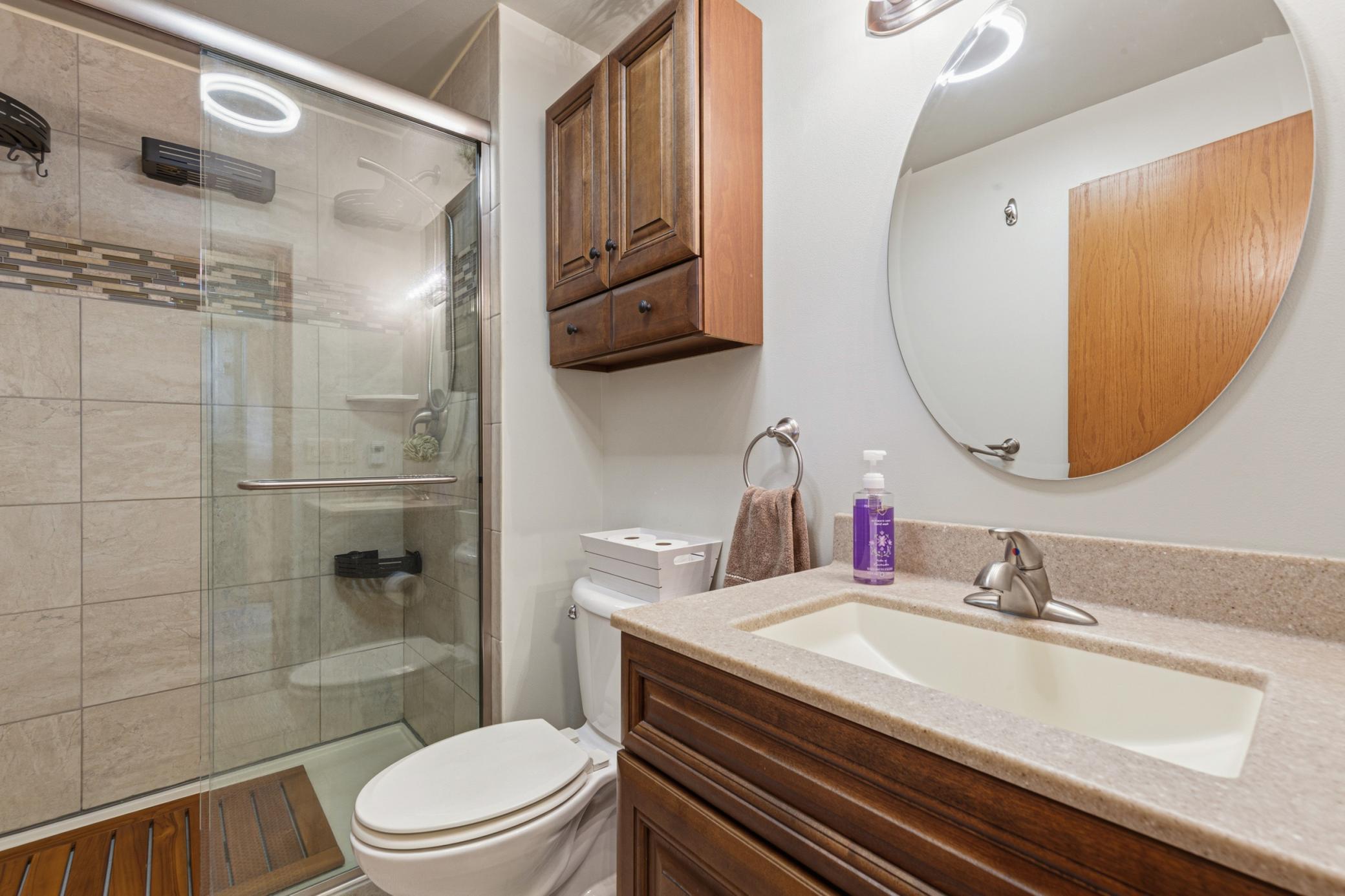 32 bathroom_lower.jpg