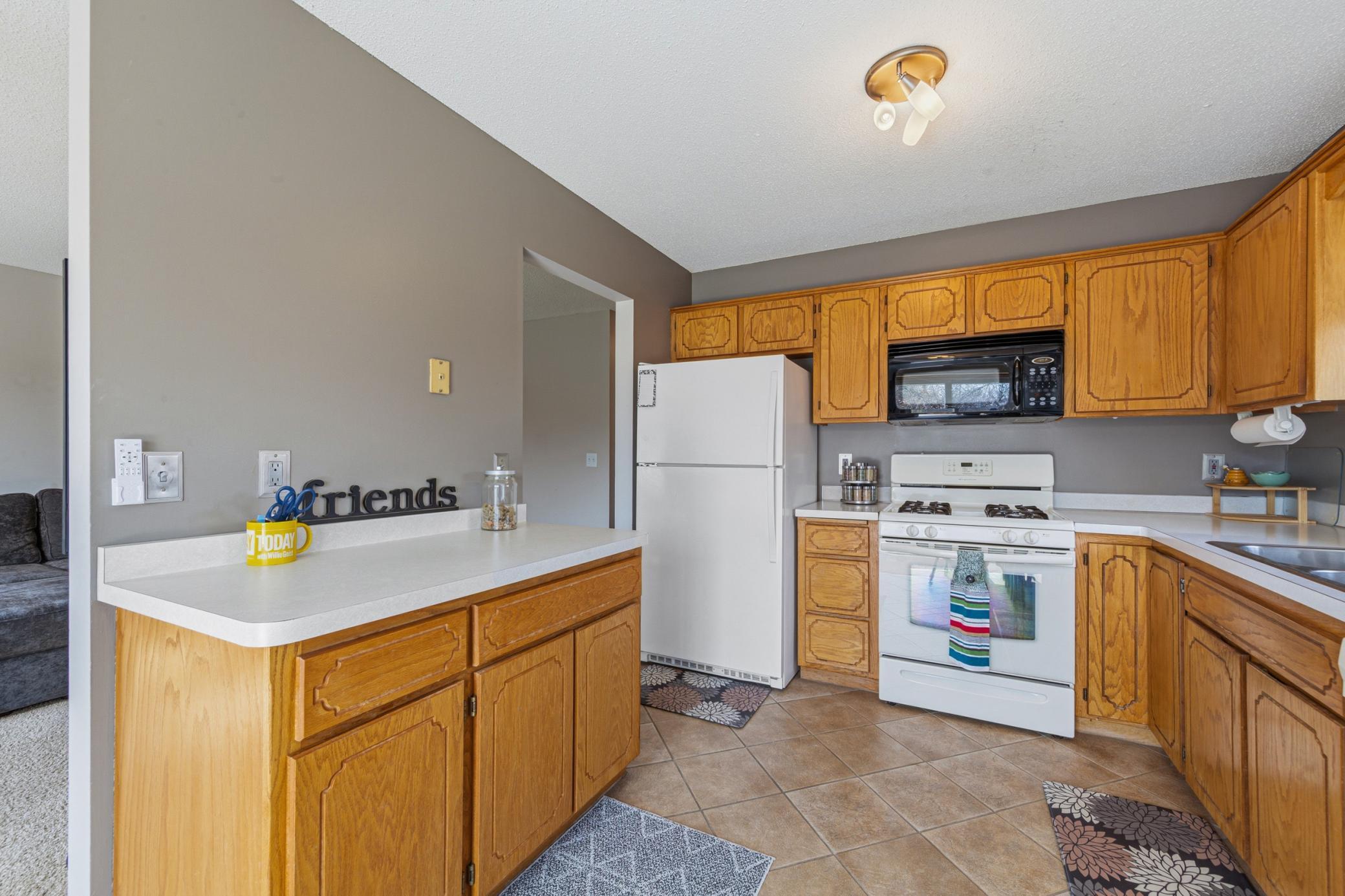 18 kitchen.jpg