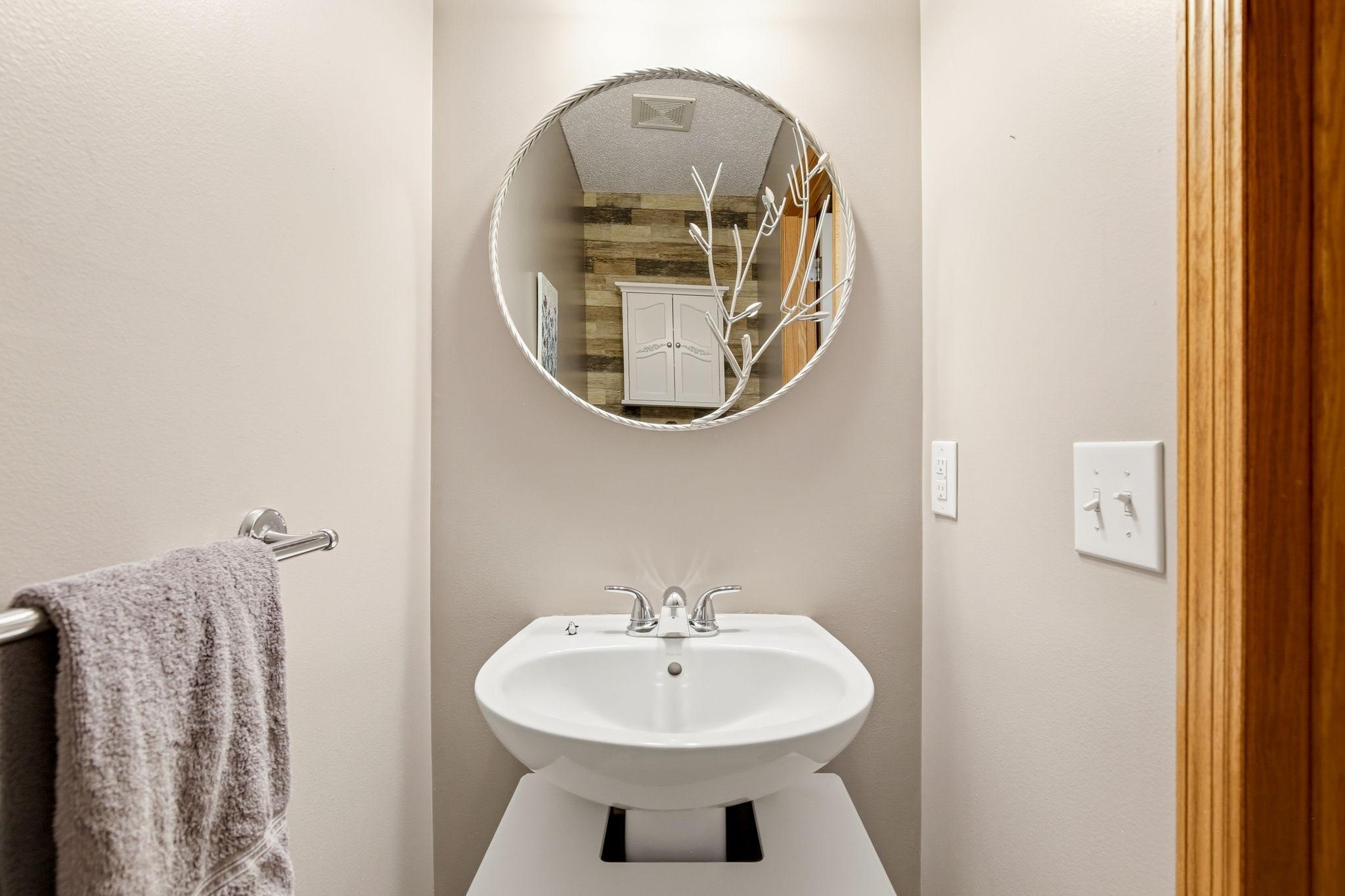 Updated and modern main floor hald bathroom.