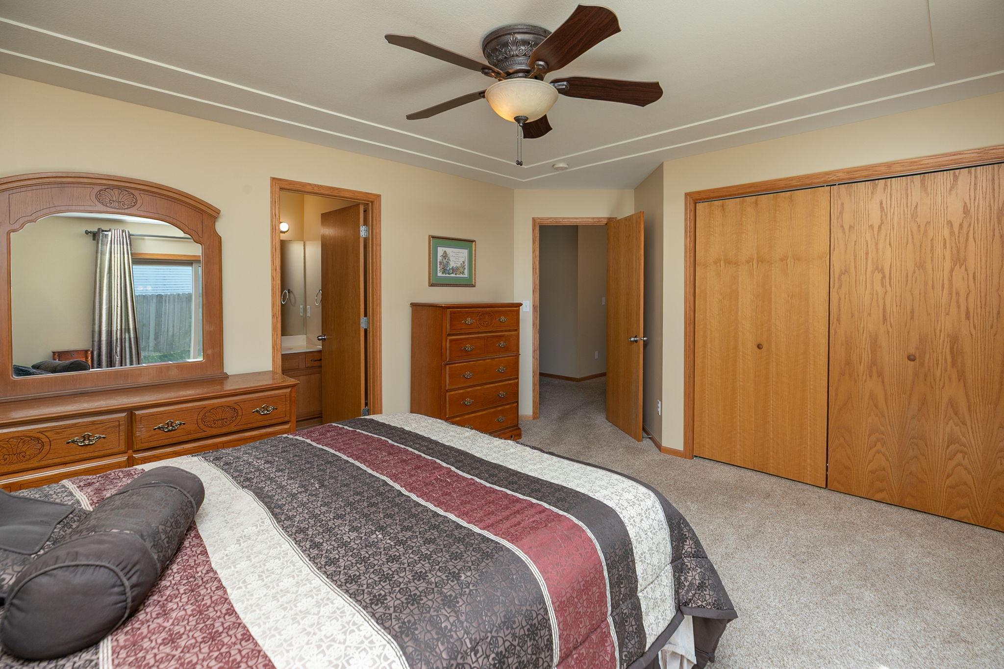 19-web-or-mls-19-Primary Bedroom.jpg