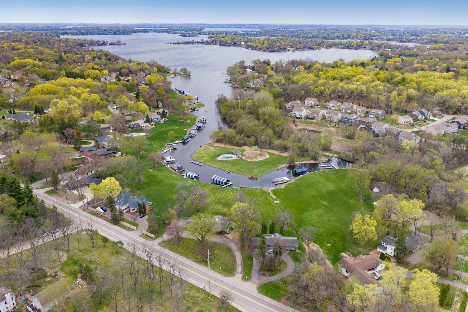 At the north end of Jennings Bay this central location on the lake offers an easy commute to 394, Ridgedale and downtown.