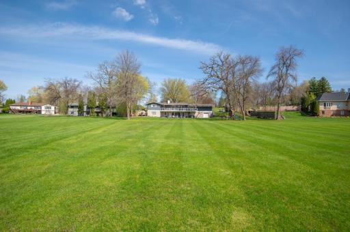 Outstanding back yard for kids to play ball, practice your short game and pets to run! A good excuse to get a golf cart!