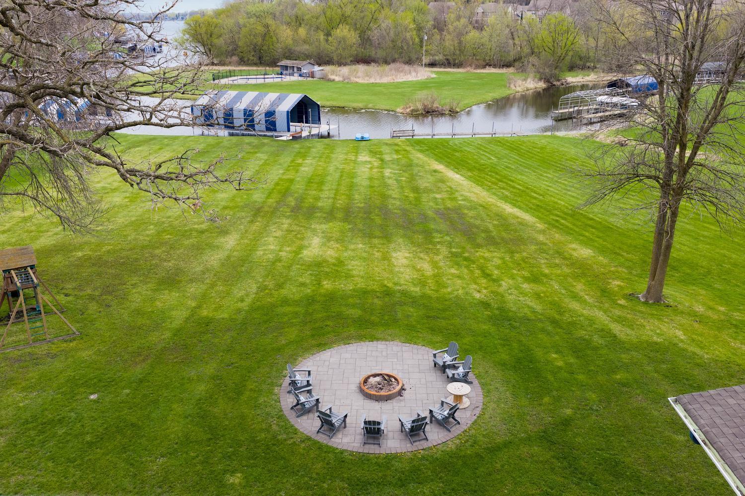 It is a short distance to outstanding Westonka schools, local shopping and dining, trail system, golf courses and 394 to Ridgedale and downtown.