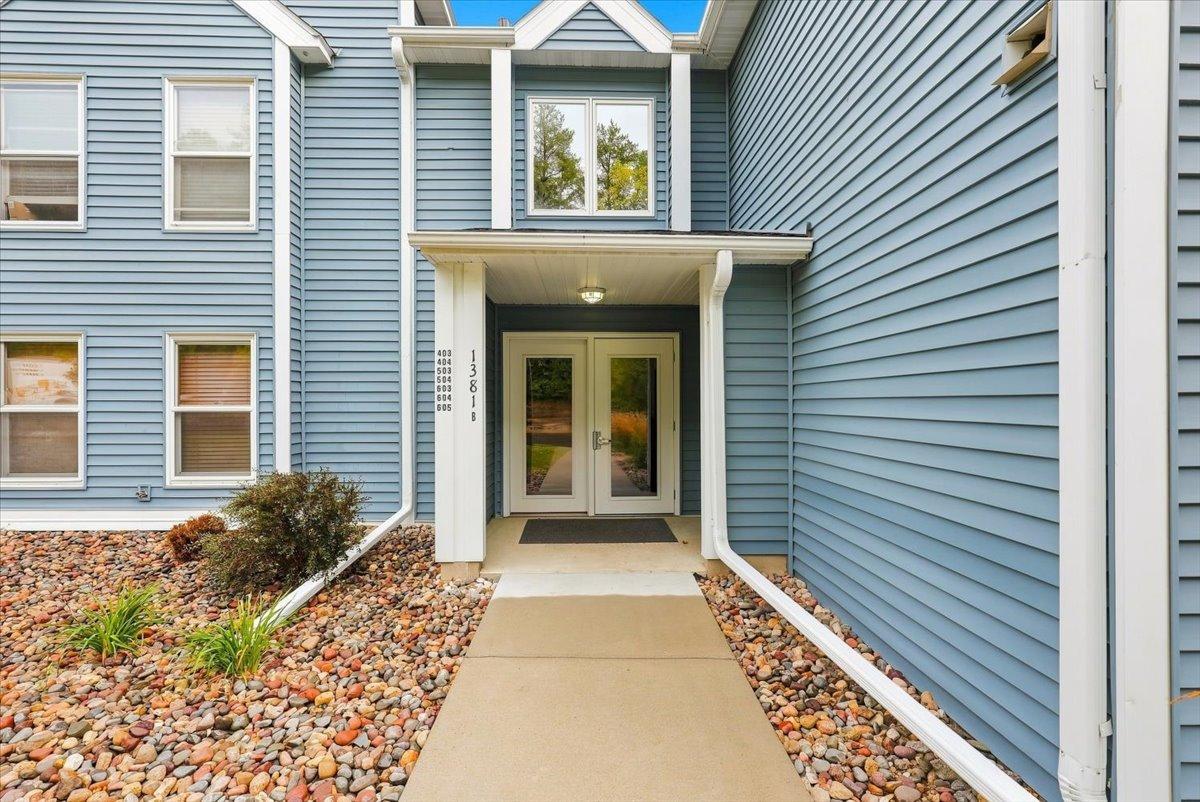 04-Front of Home.jpg