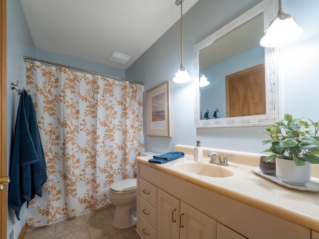 Upper level full bath.