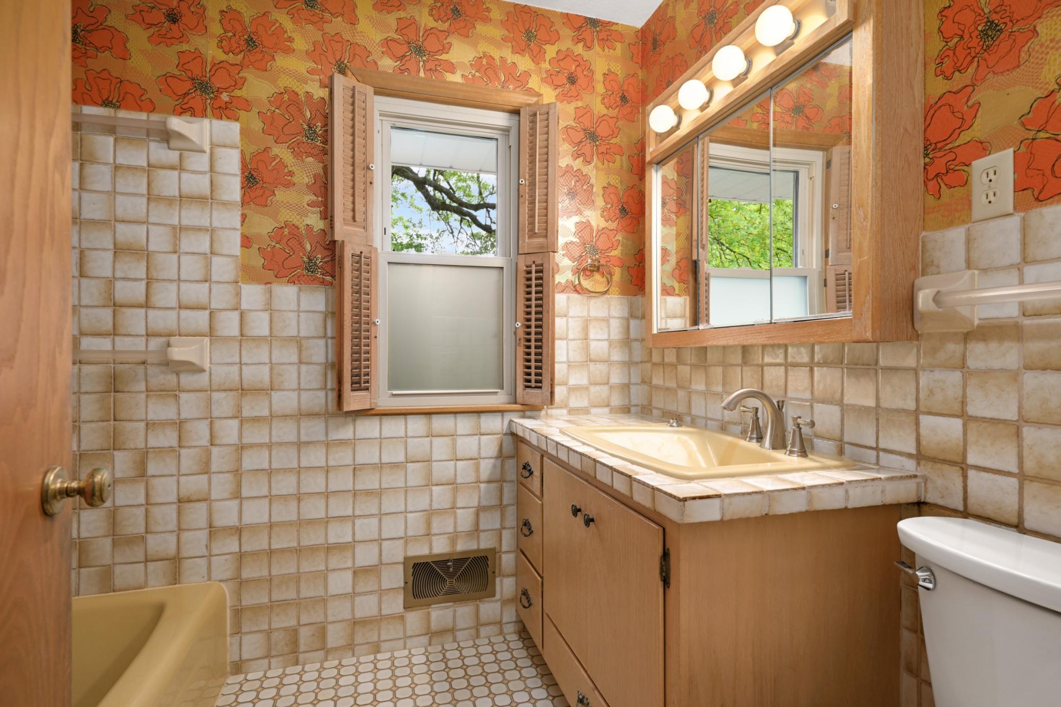 Groovy full bath on the main level.