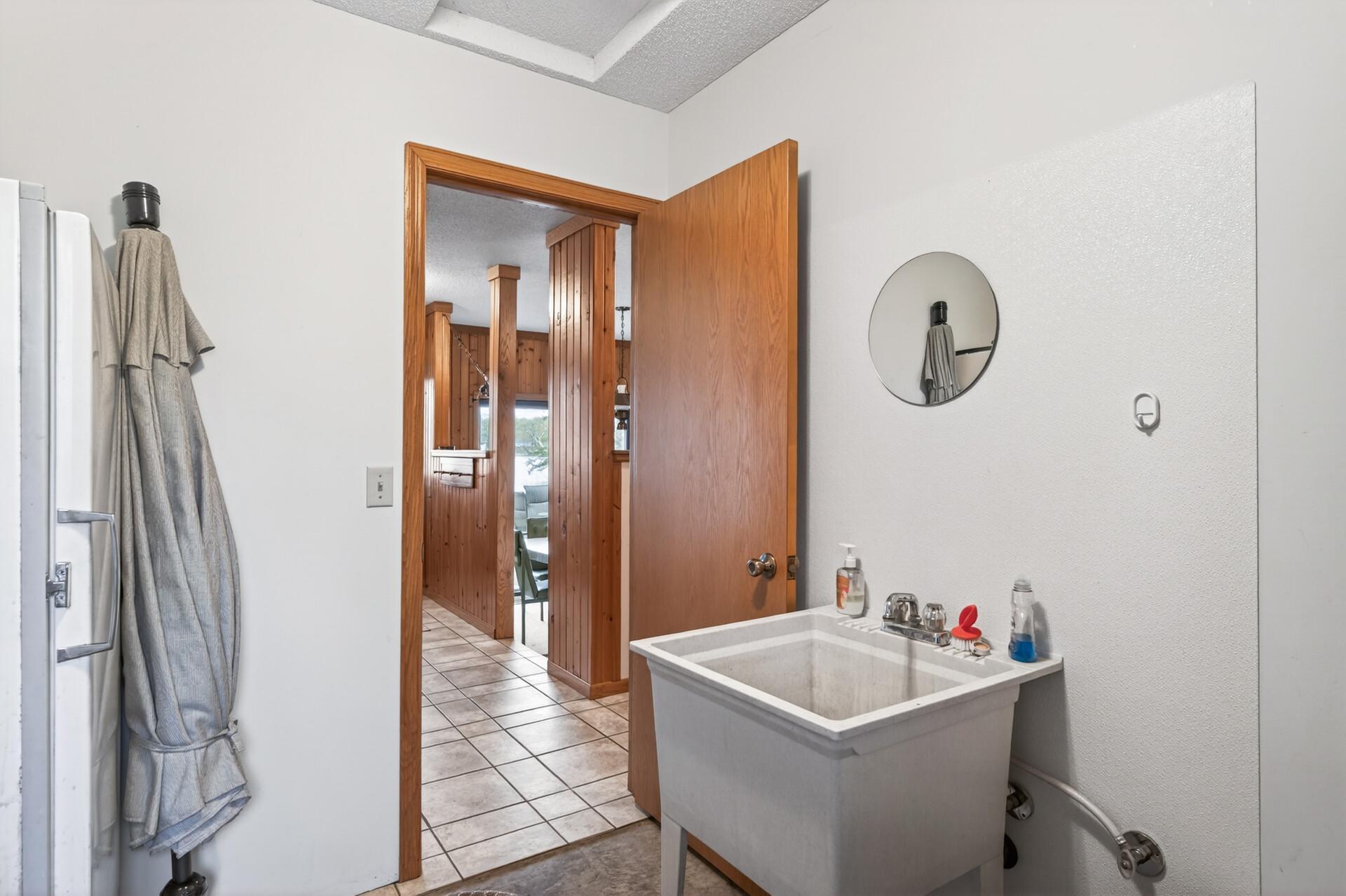Utility room w/ sink