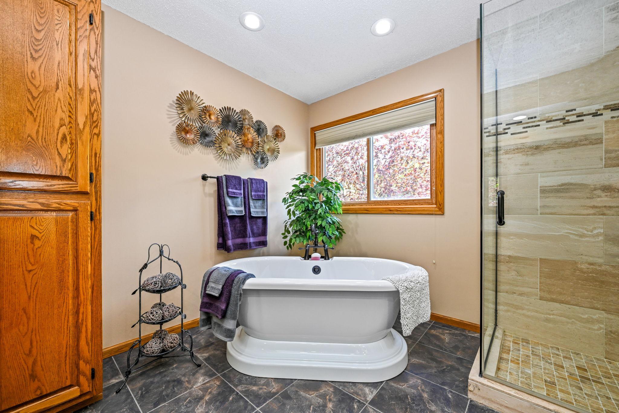 20-web-or-mls-5011 193rd St W 020Full.jpg