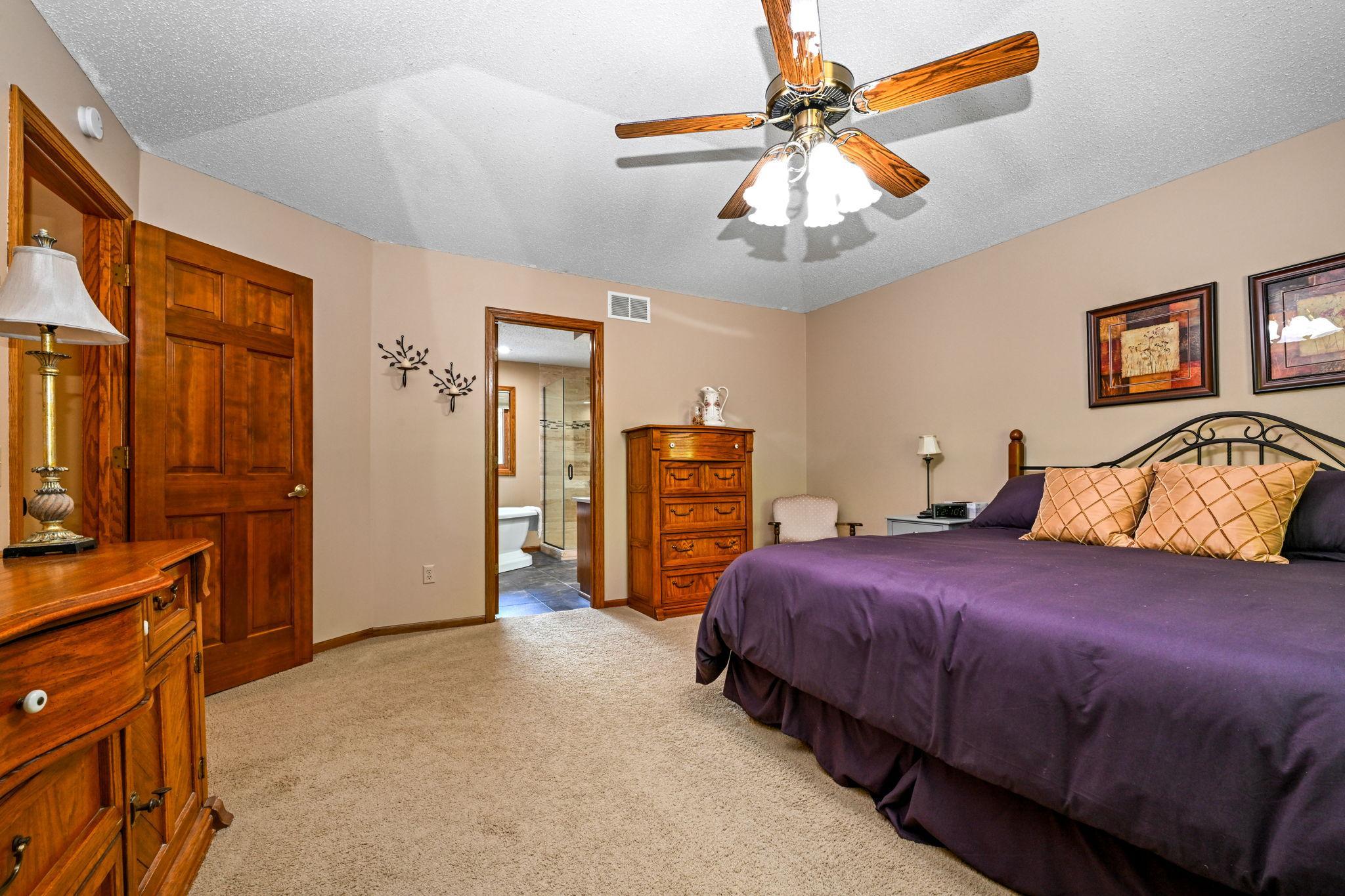 18-web-or-mls-5011 193rd St W 018Full.jpg