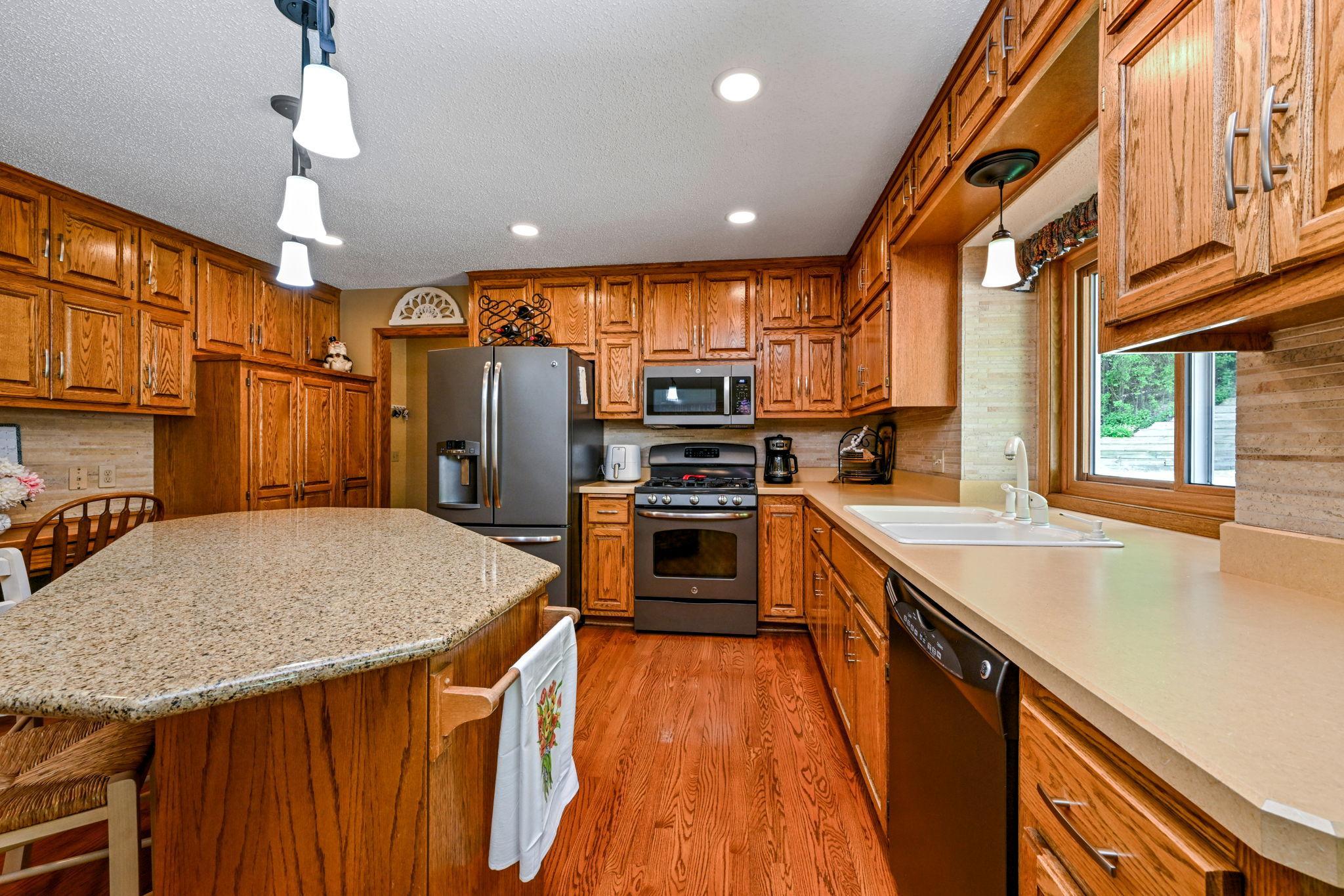 9-web-or-mls-5011 193rd St W 009Full.jpg