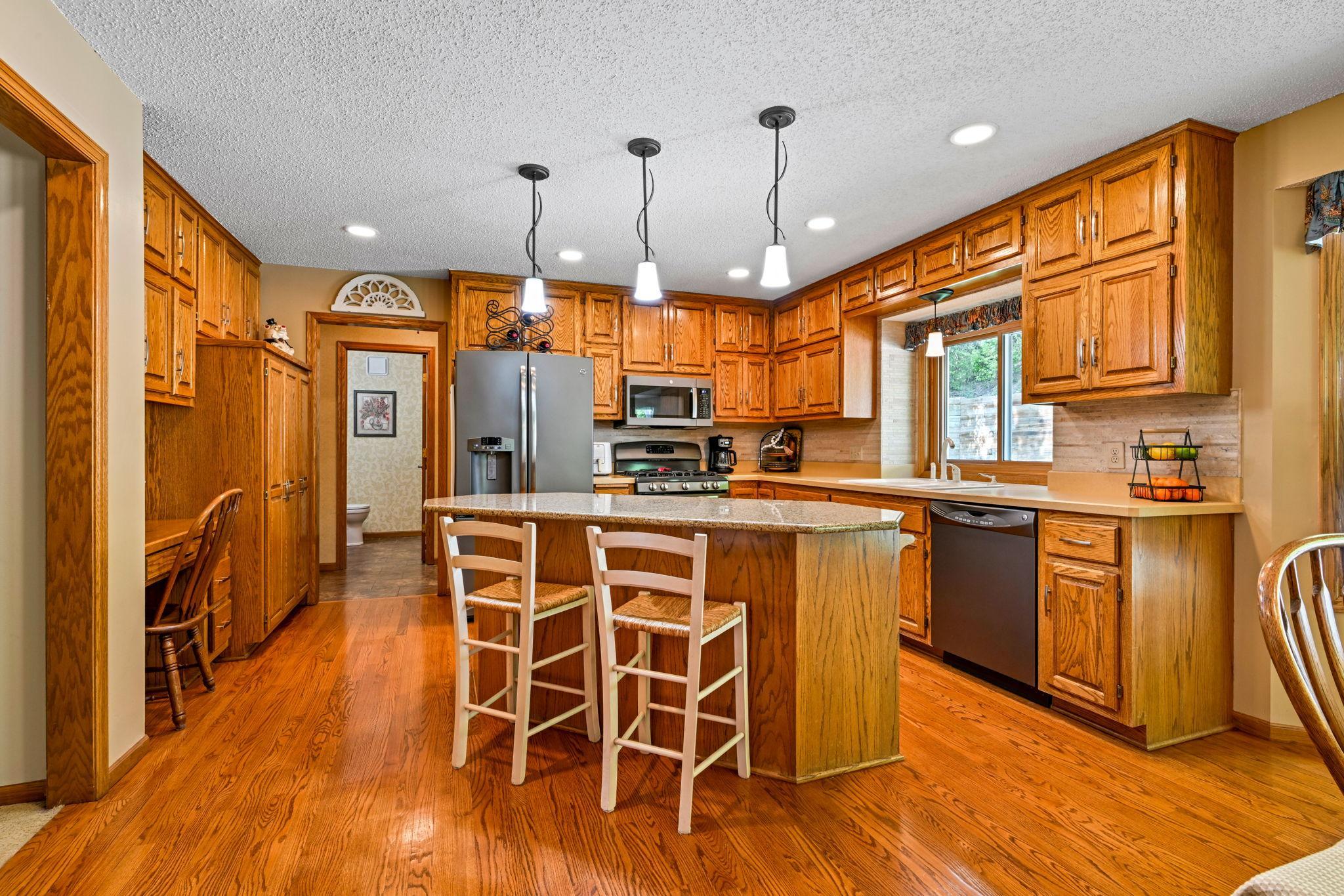 6-web-or-mls-5011 193rd St W 006Full.jpg