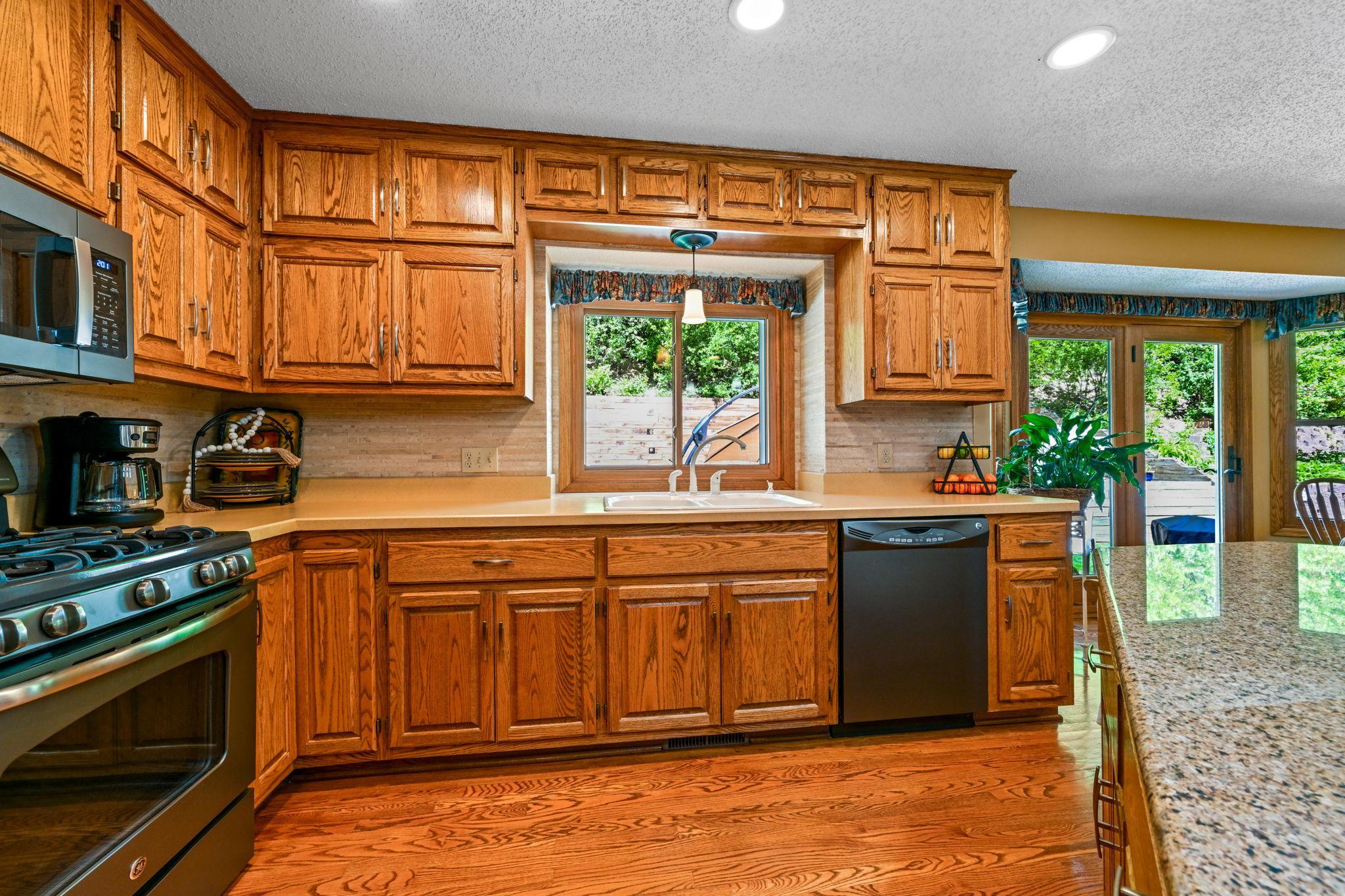 8-web-or-mls-5011 193rd St W 008Full.jpg