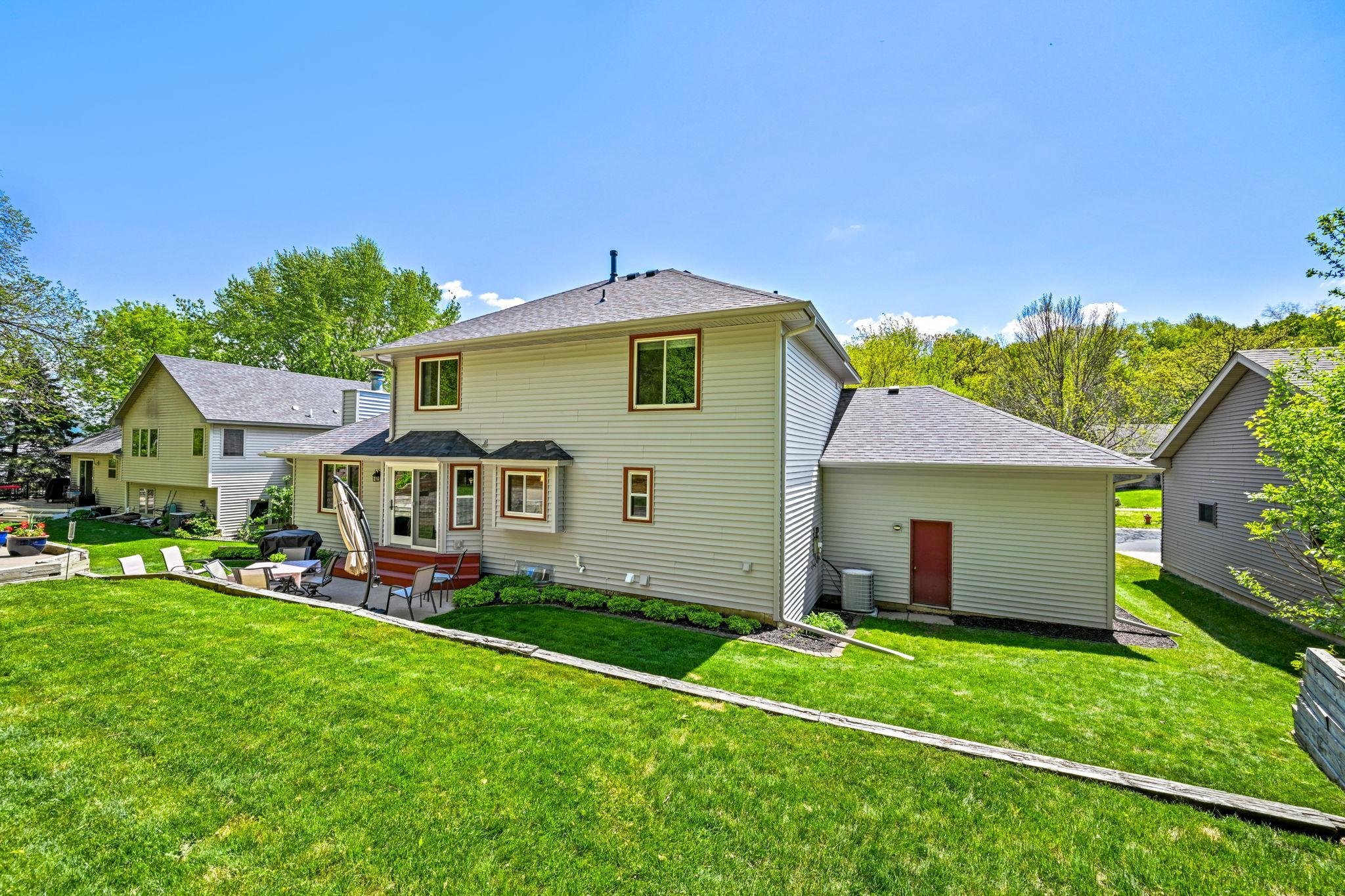 29-web-or-mls-5011 193rd St W 029Full.jpg