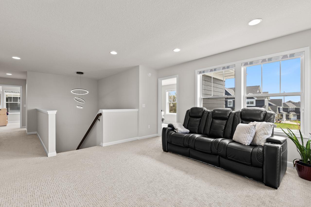 Versatile upper-level loft space