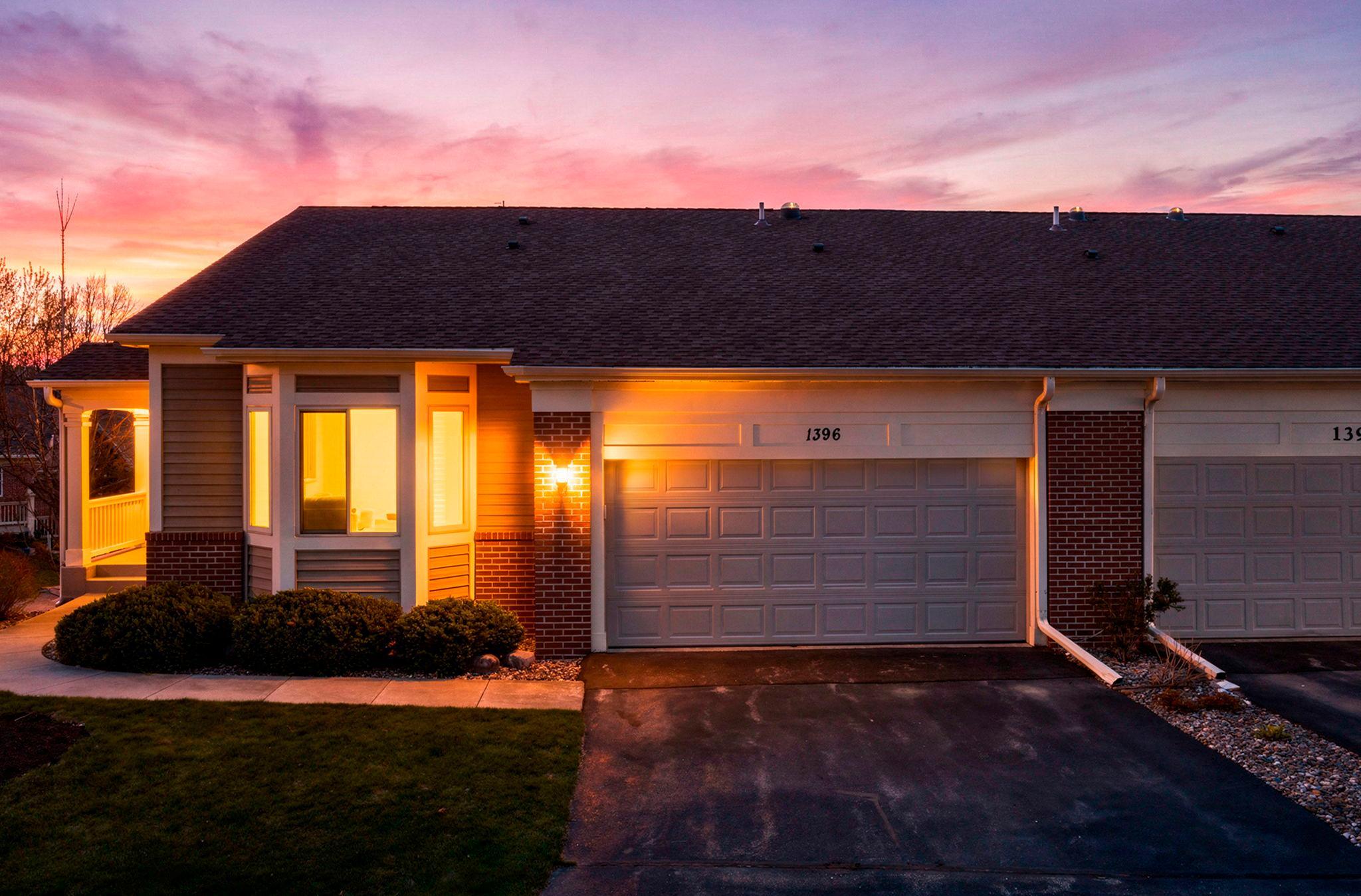 Fantastic end-unit, one level living in sought after neighborhood of Summit Shores nestled along Earley Lake.