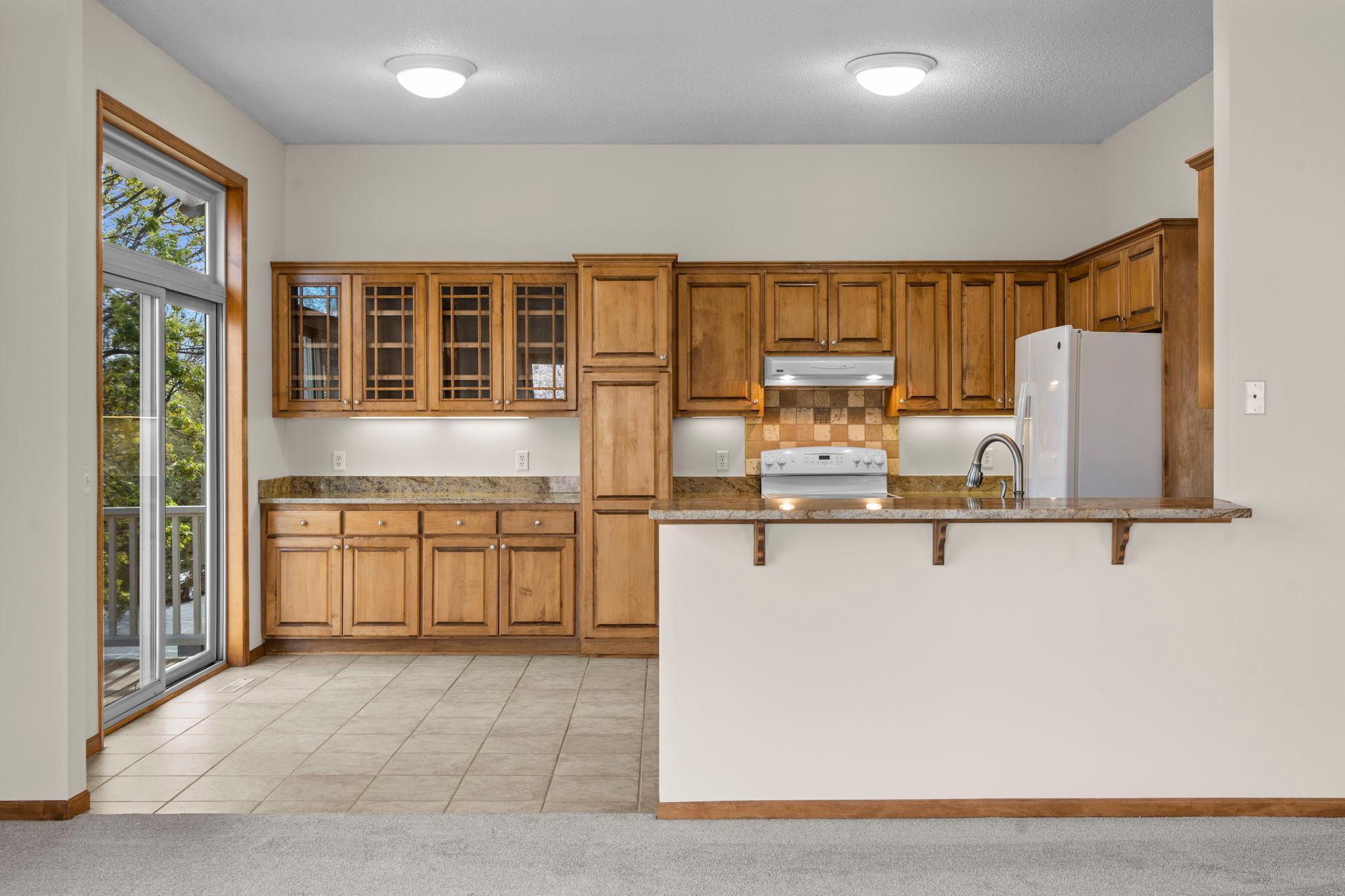 Ceramic tiled floors in kitchen. Breakfast bar for easy dining options.