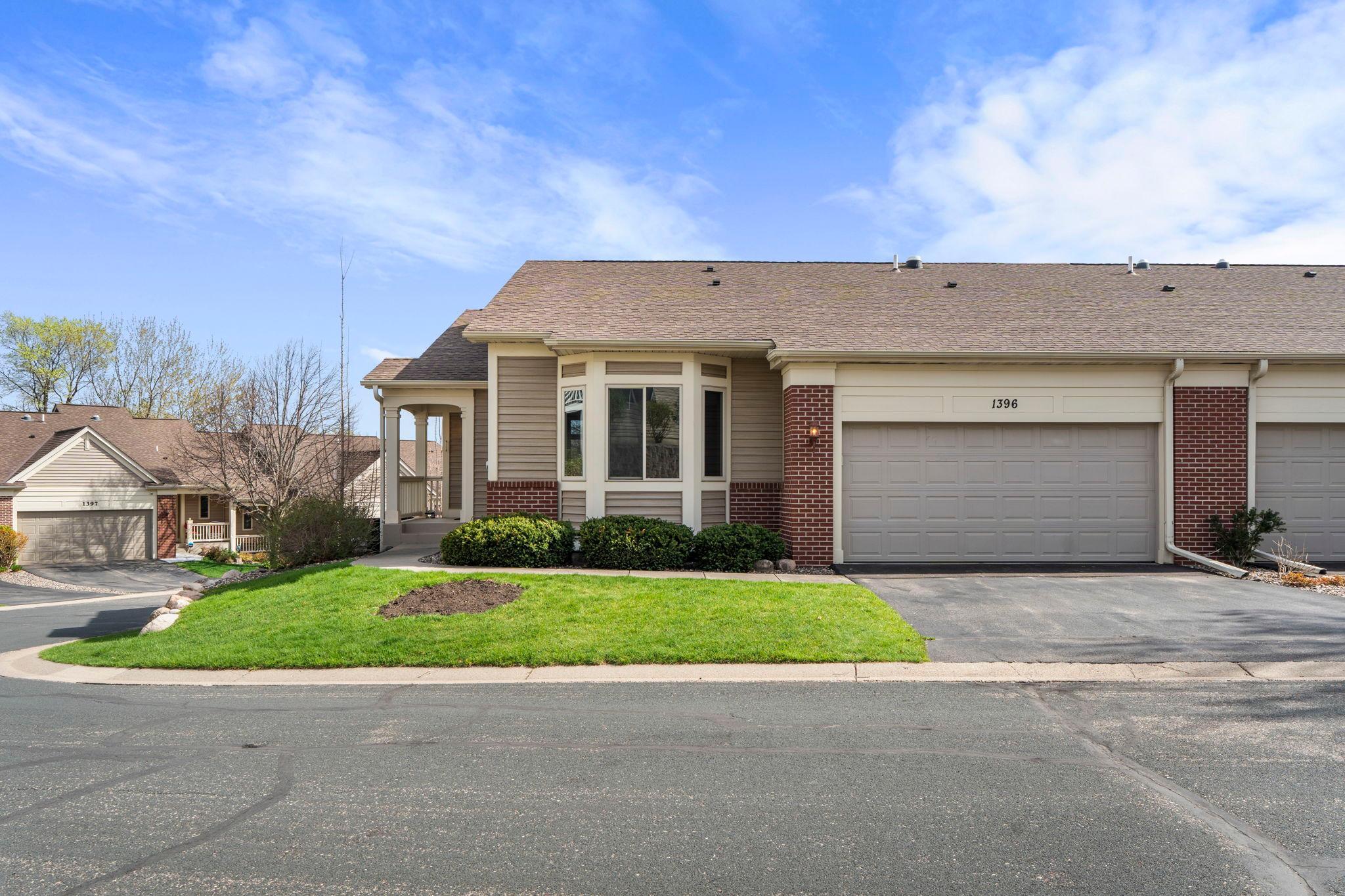Spacious end-unit with opportunity to grow. Great location, easy access to many local amenities and Earley Lake 1.1 miles walking/biking trails.