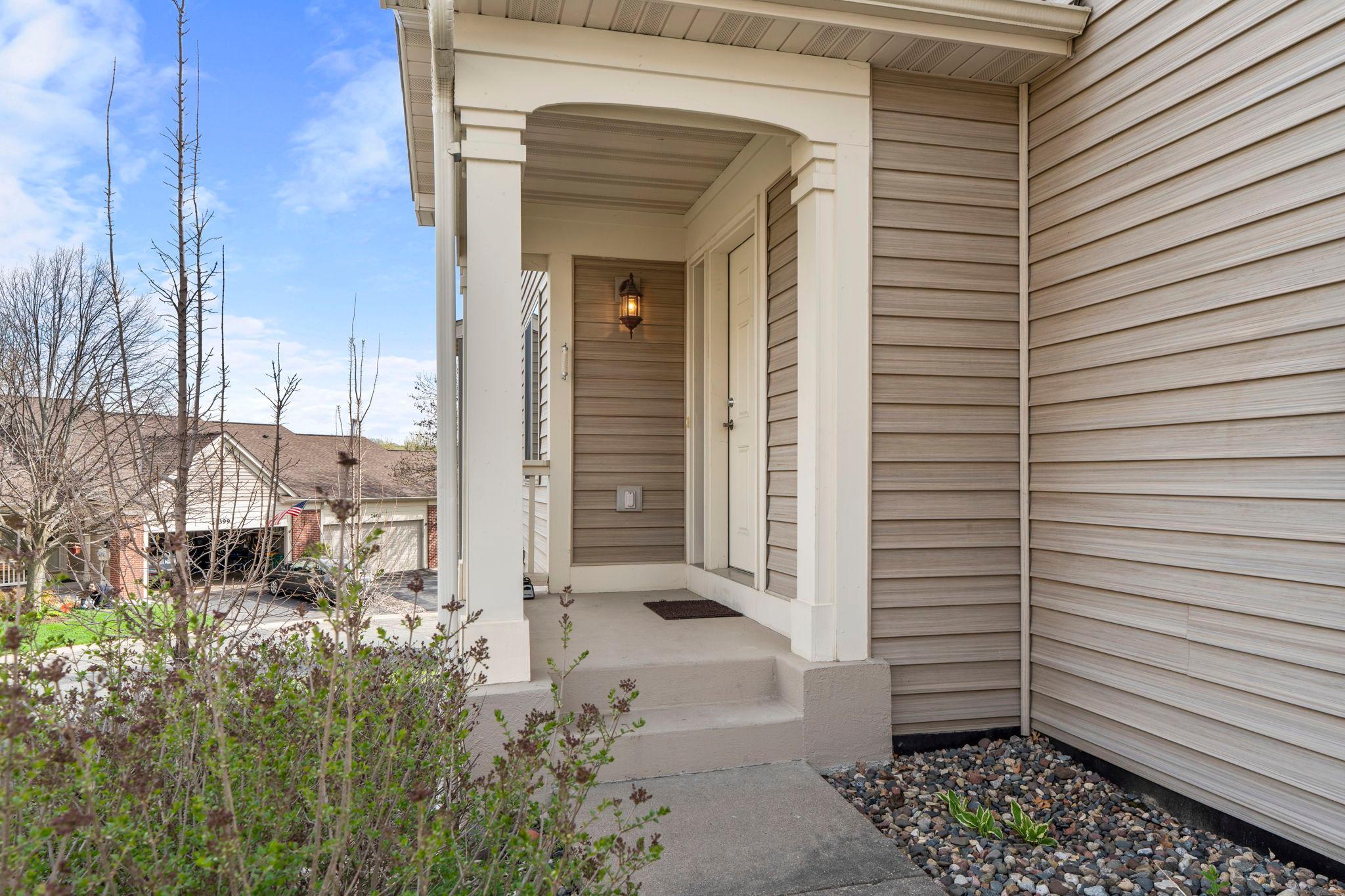 Welcome home to 1396 Summit Shores!