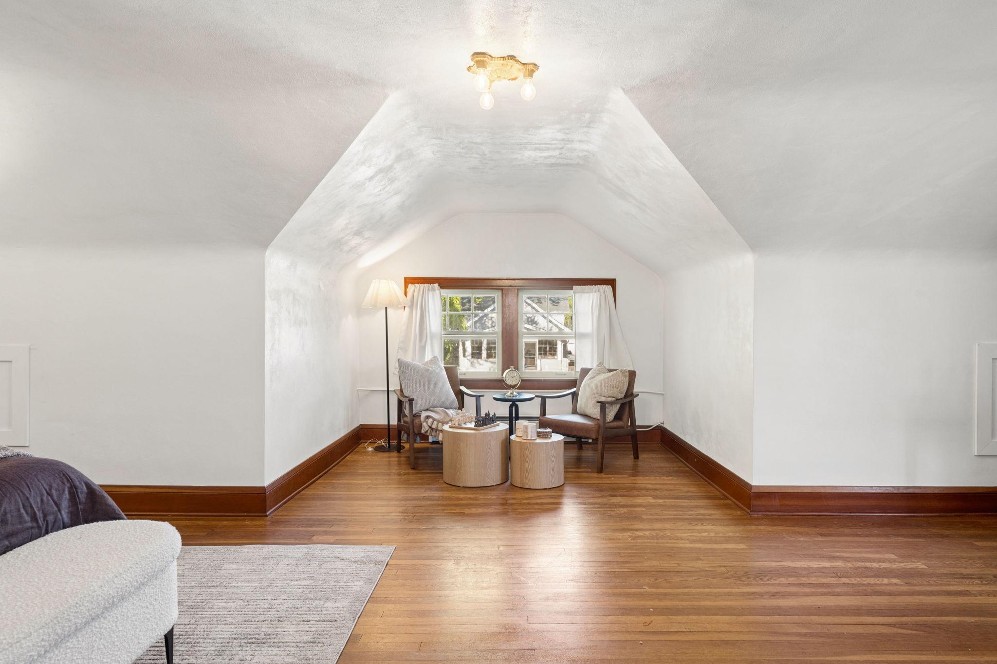 With plenty of room for a sitting area, king size bed & office space, this space is a true dream.