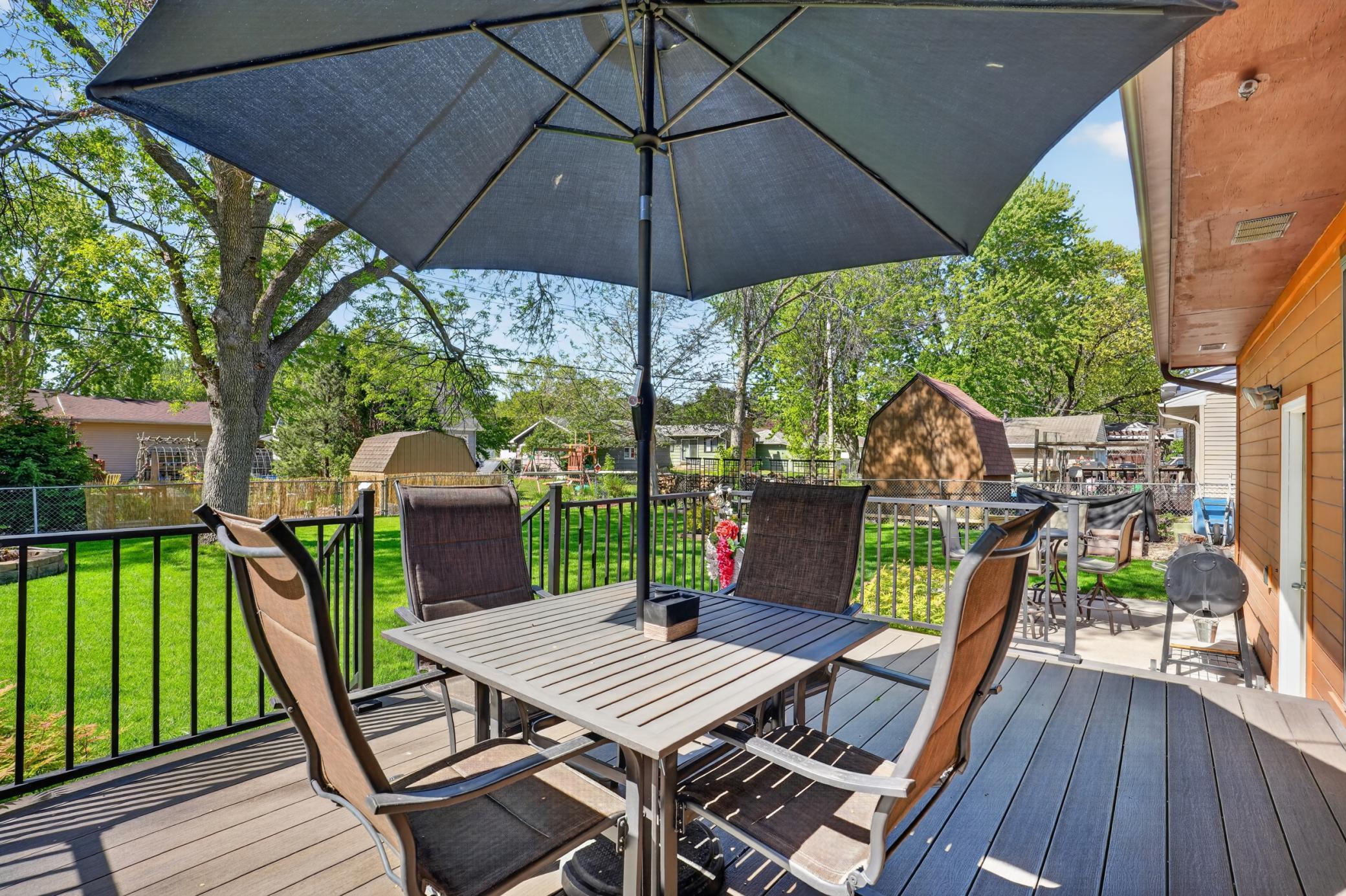 The perfect deck for a meal outside!