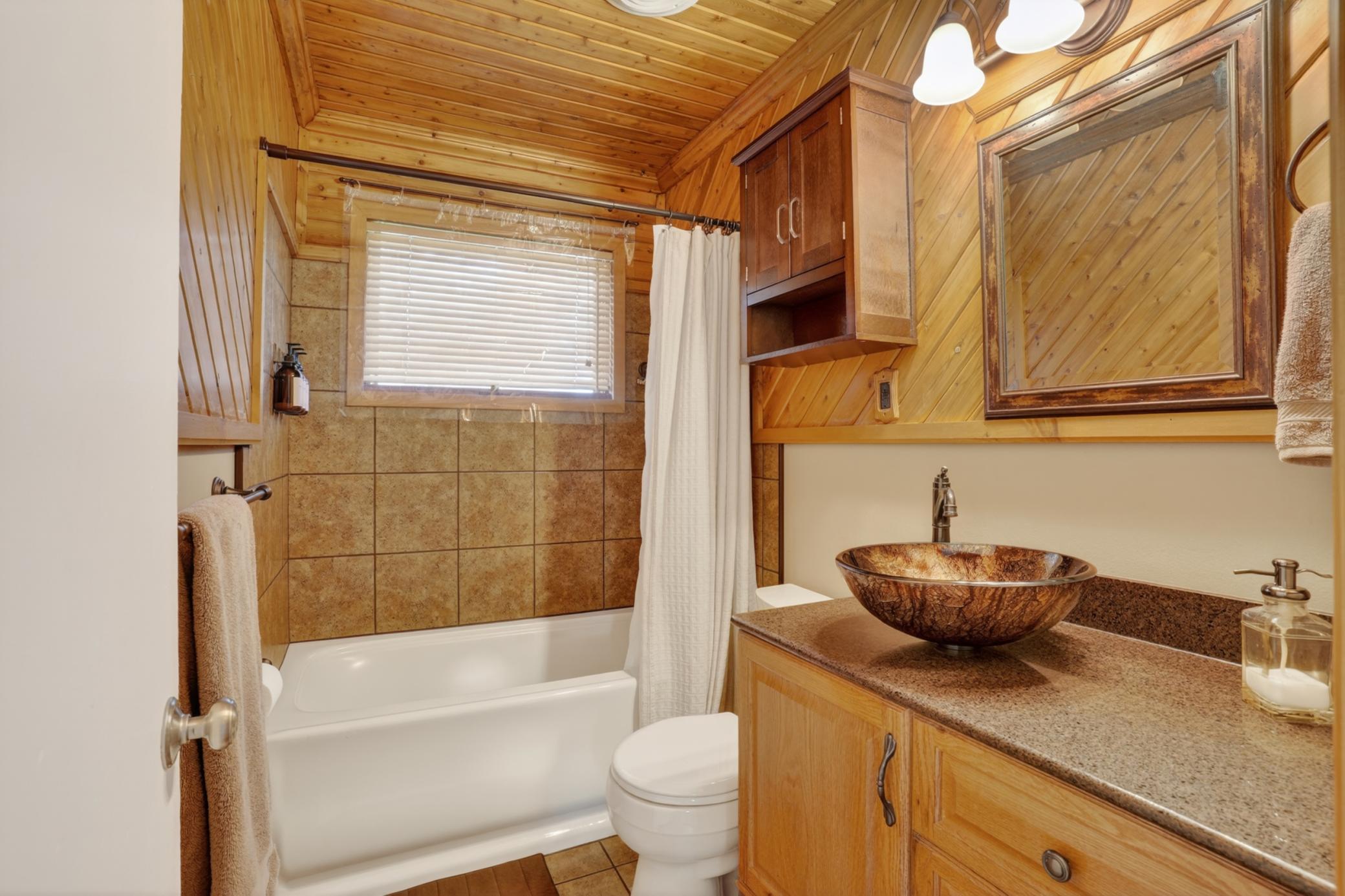 Upper level bath