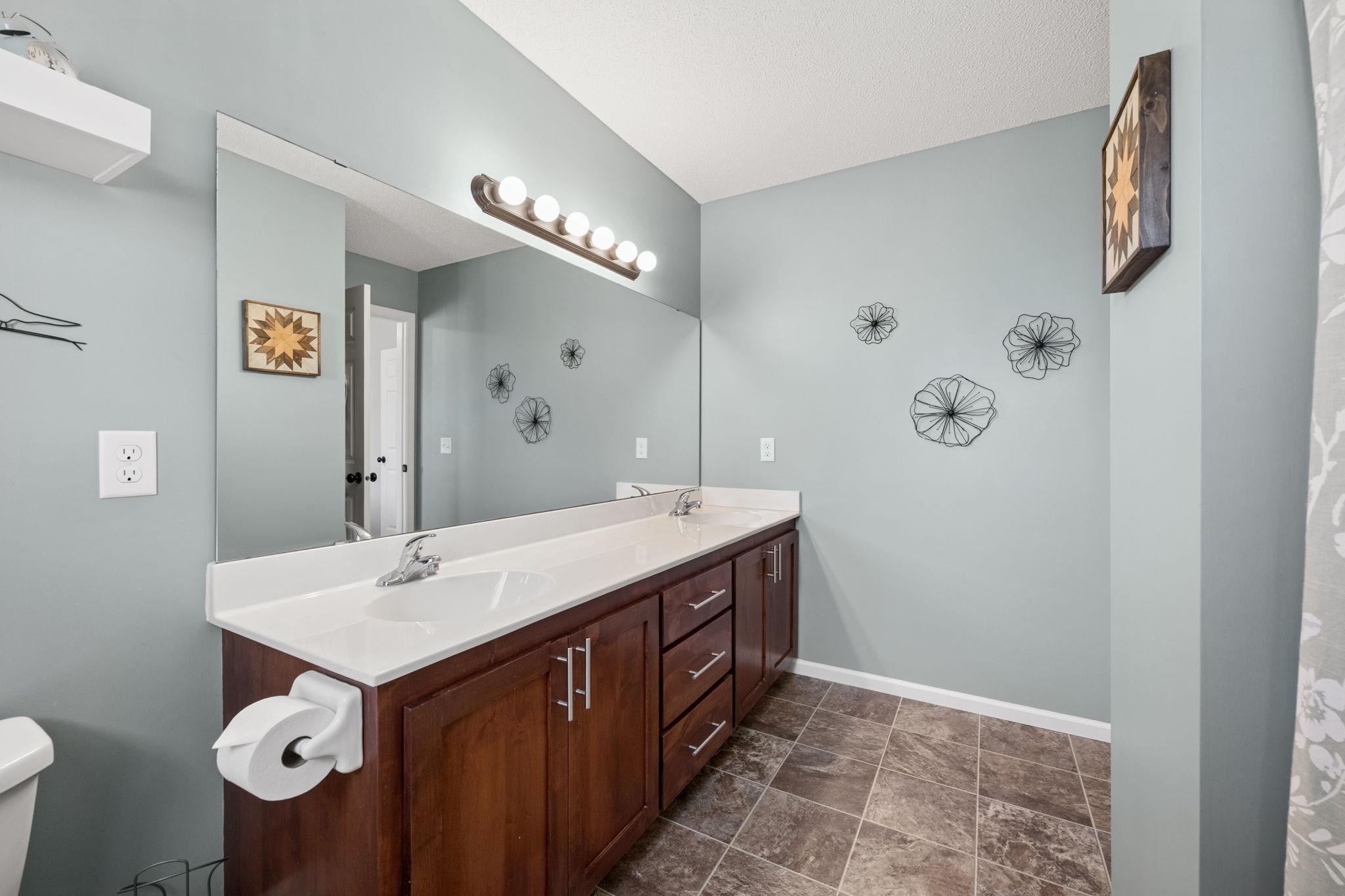 Full primary bathroom