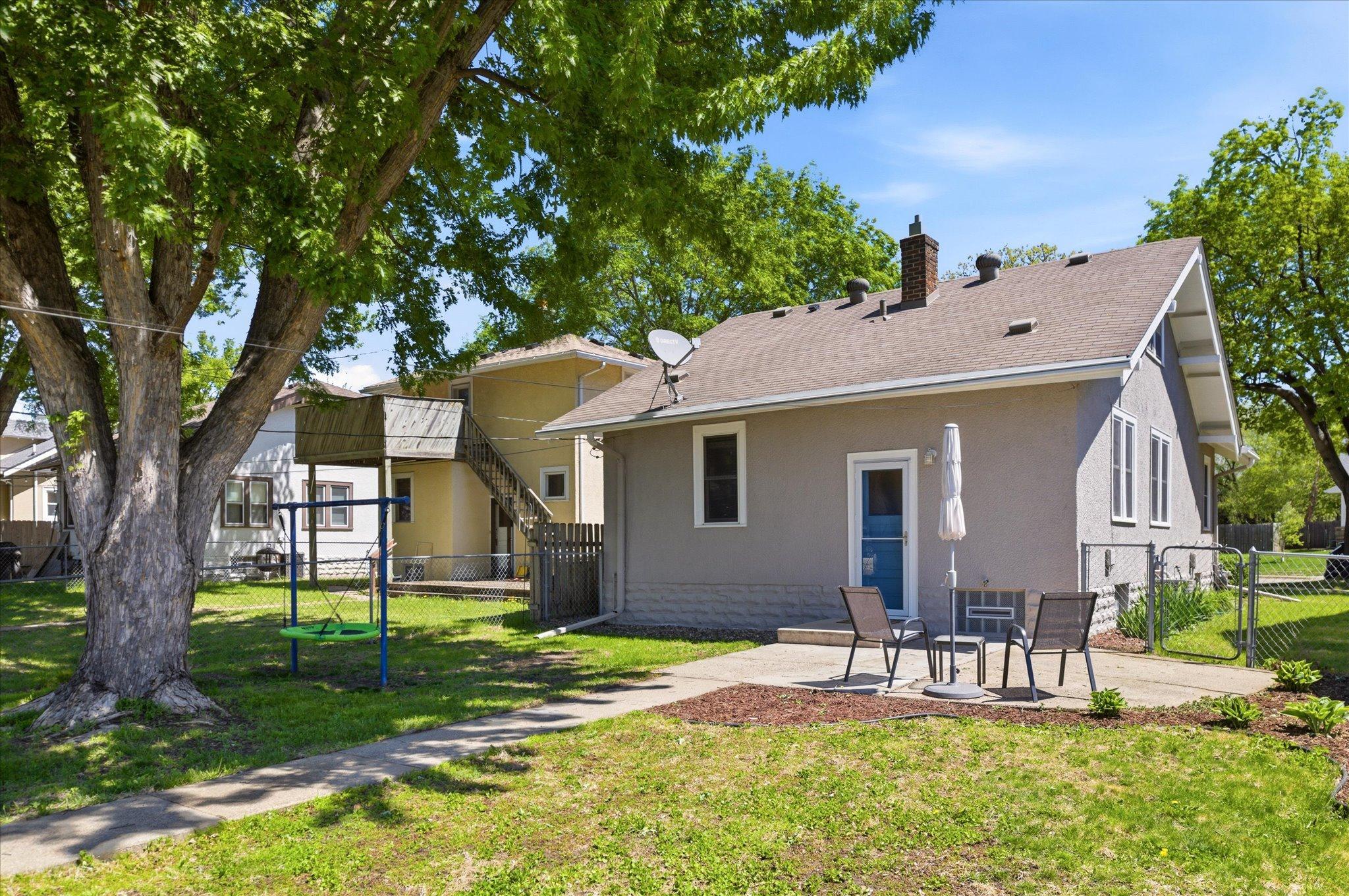 Step outside to the patio area, a peaceful spot perfect for afternoon coffee, grilling, or relaxing evenings outdoors.