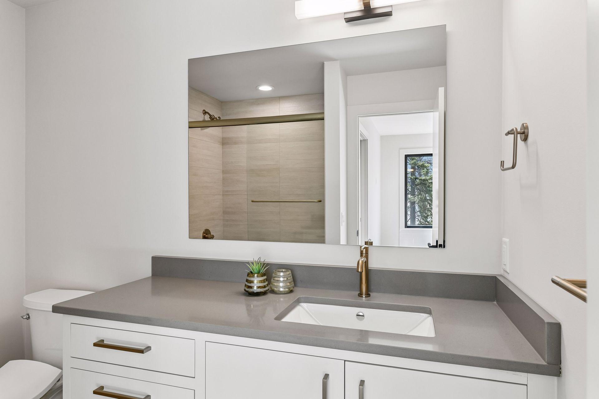 Guest bedroom full bath.