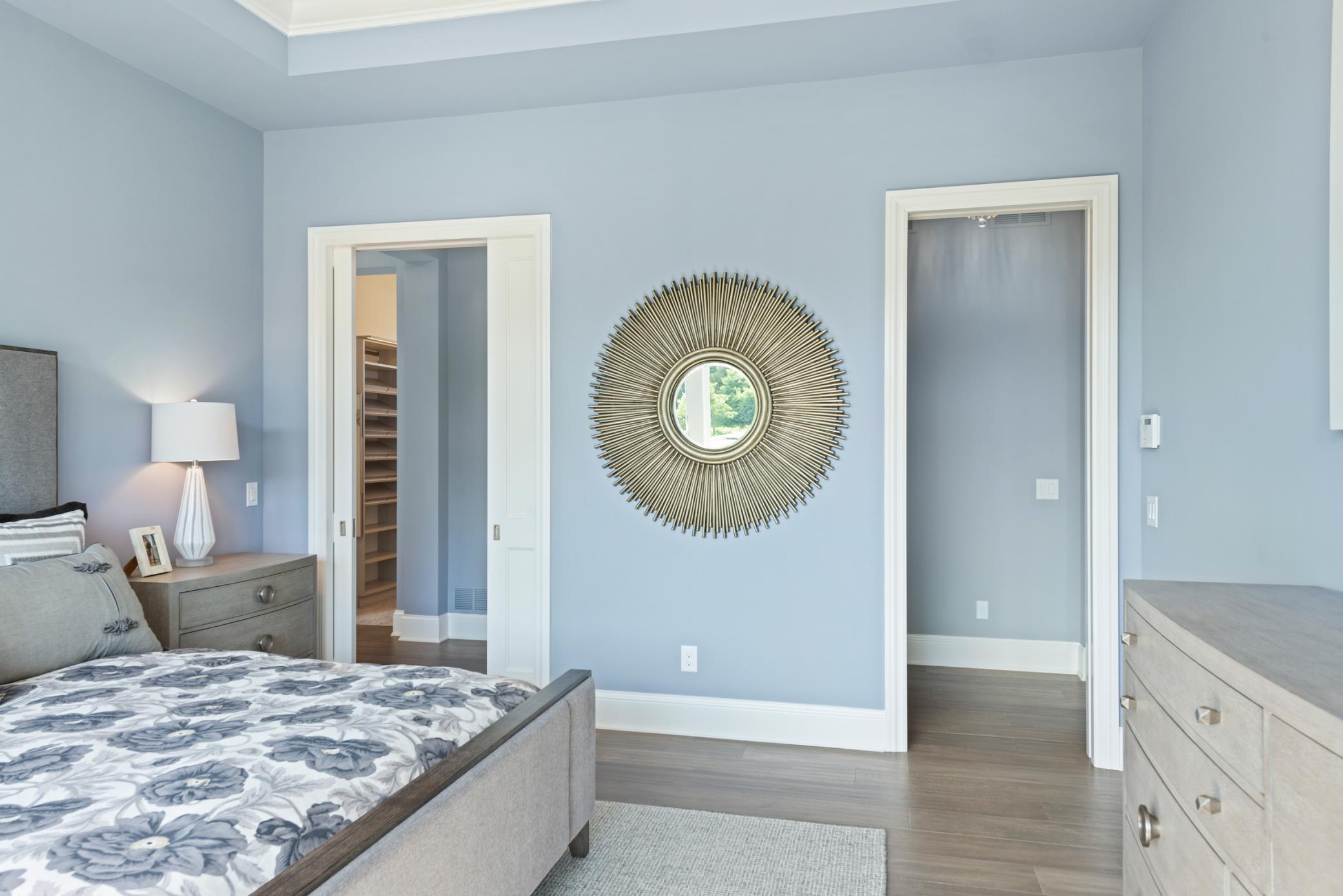 Primary bedroom has an en-suite full bath with a walk-in closet