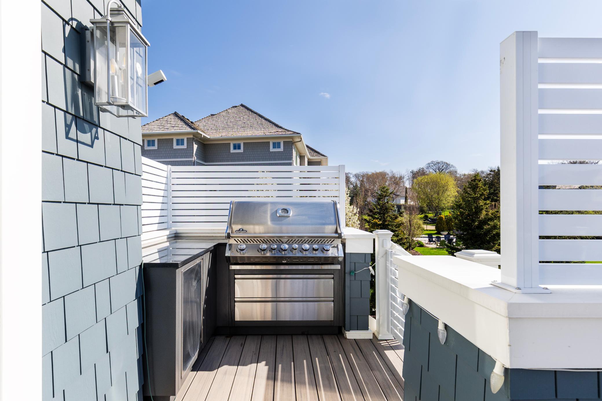 Outdoor built-in grilling station