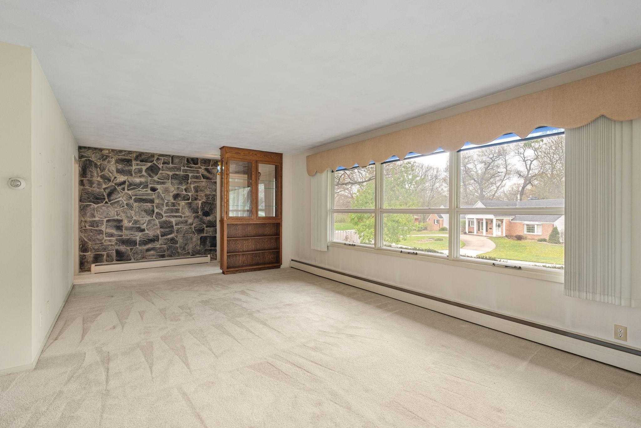 24-web-or-mls-2115-linn-dr.jpg